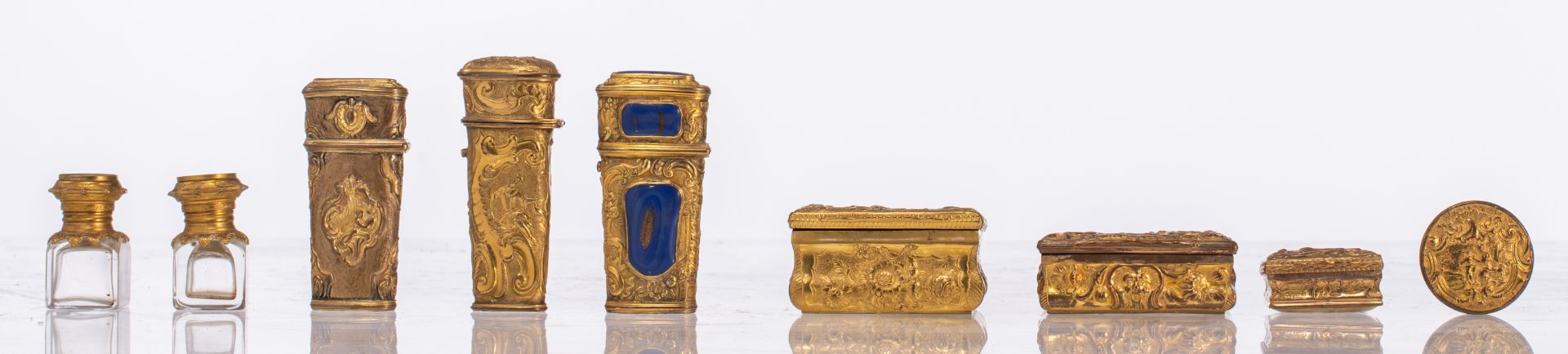 A charming lot of various objets de vertu, all made out of relief decorated gilt brass, added two so - Bild 3 aus 6
