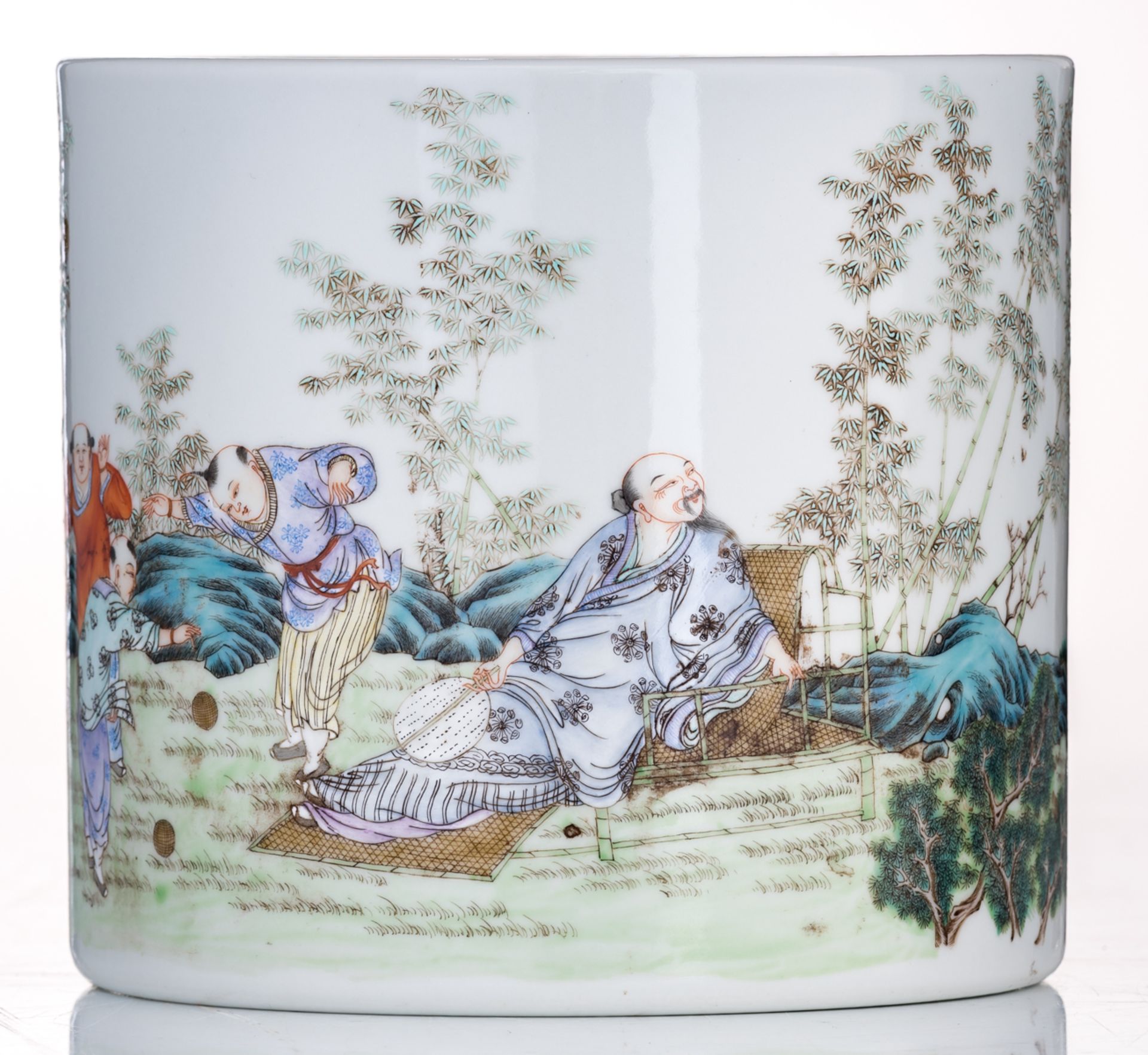 A Chinese famille rose brush pot, decorated with playing children in a garden, with a Qianlong mark, - Bild 3 aus 7