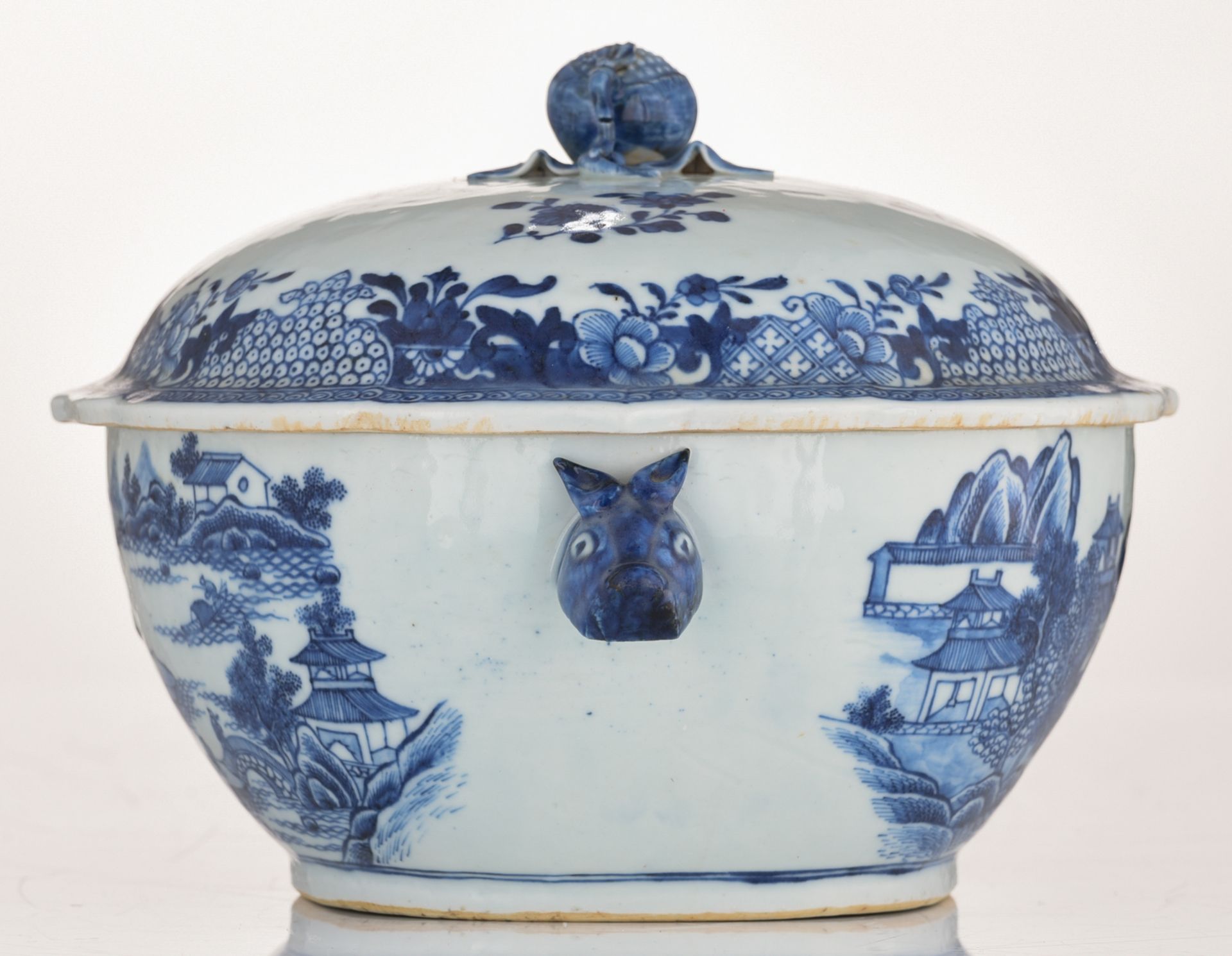 A Chinese blue and white export porcelain tureen, second half 18thC, H 19,5 cm - W 35 cm - Bild 3 aus 7