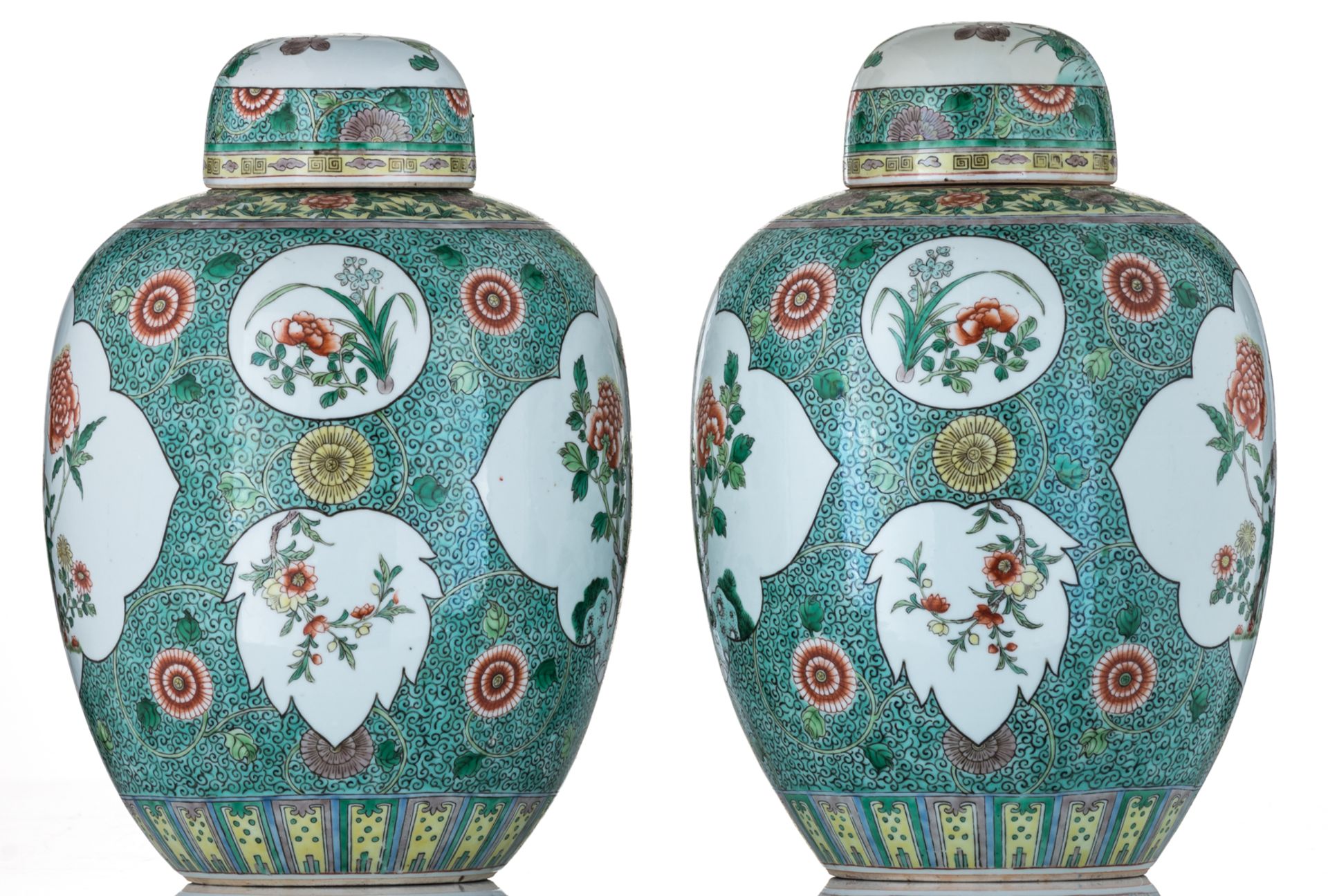 Two large famille verte baluster shaped jars and cover, of baluster shape, richly decorated with nat - Bild 5 aus 7