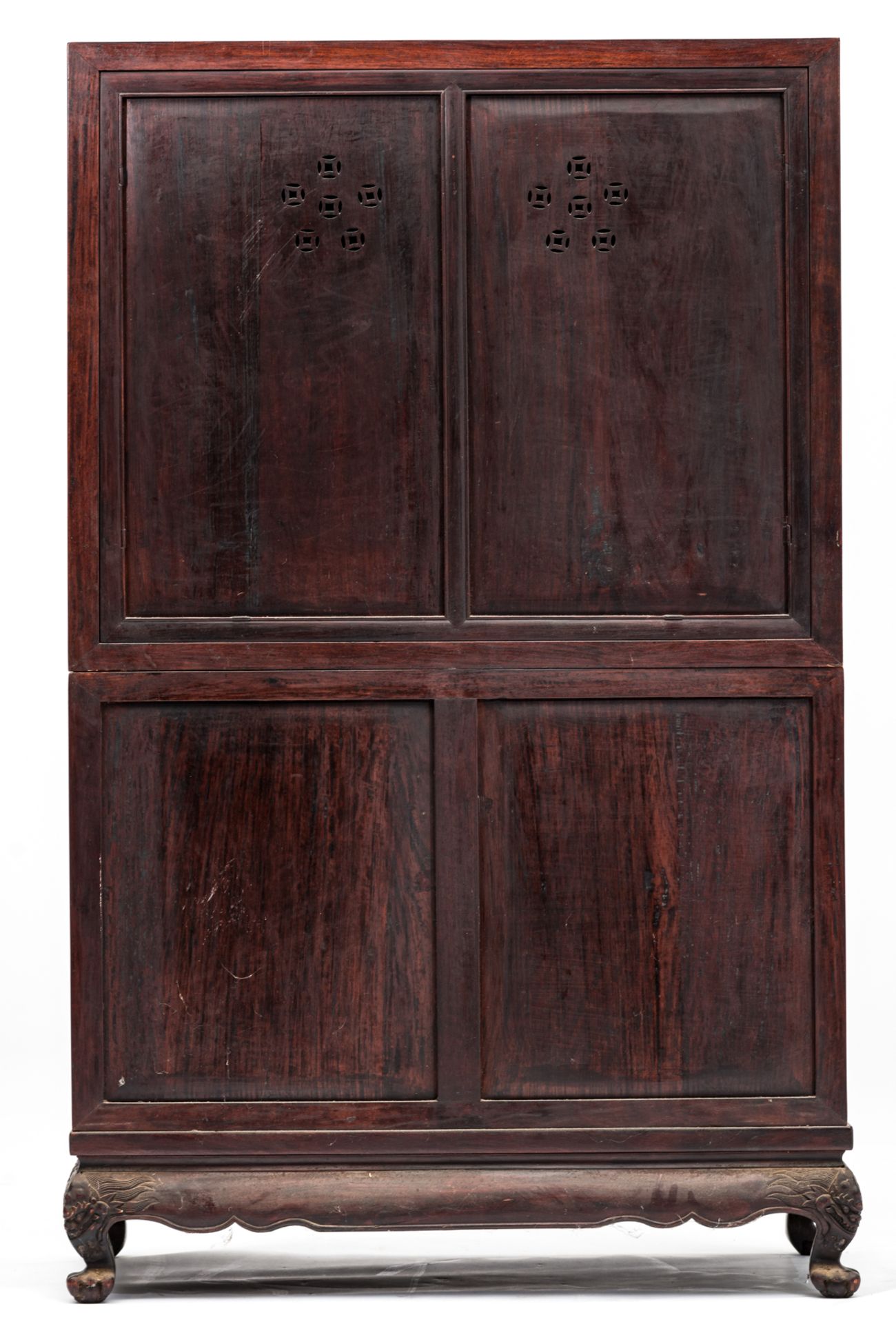 An Oriental four door cabinet in exotic hardwood, the doors sculpted with dragons amongst clouds, th - Bild 5 aus 6