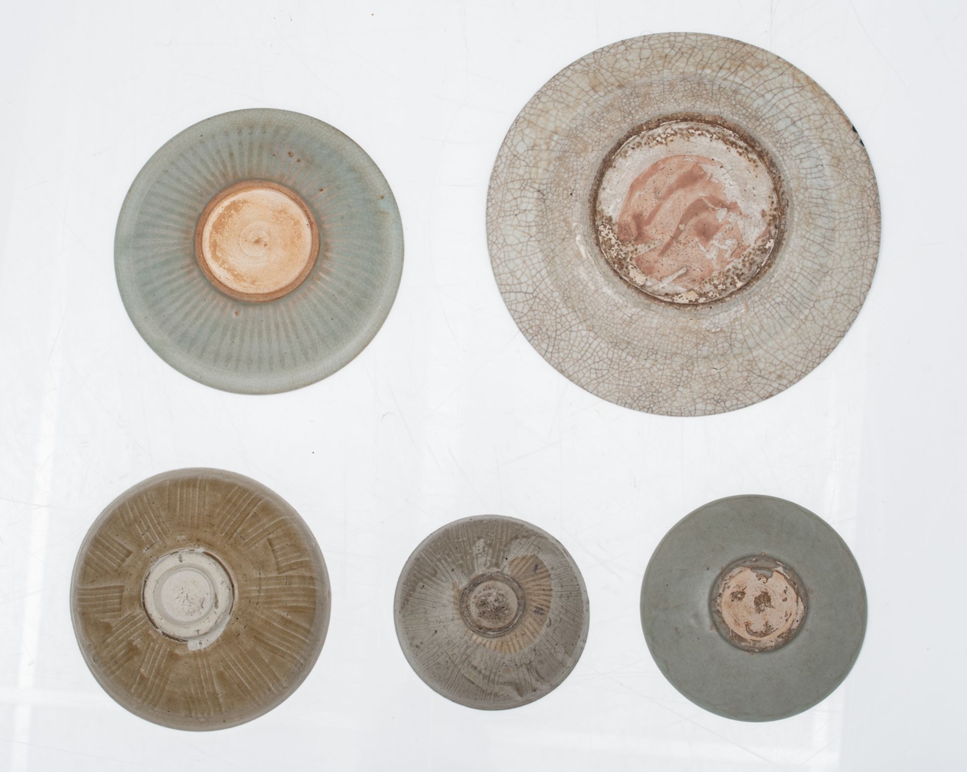 A lot consisting of various stoneware celadon glazed Northern Song type bowls and dishes, two of the - Bild 7 aus 7