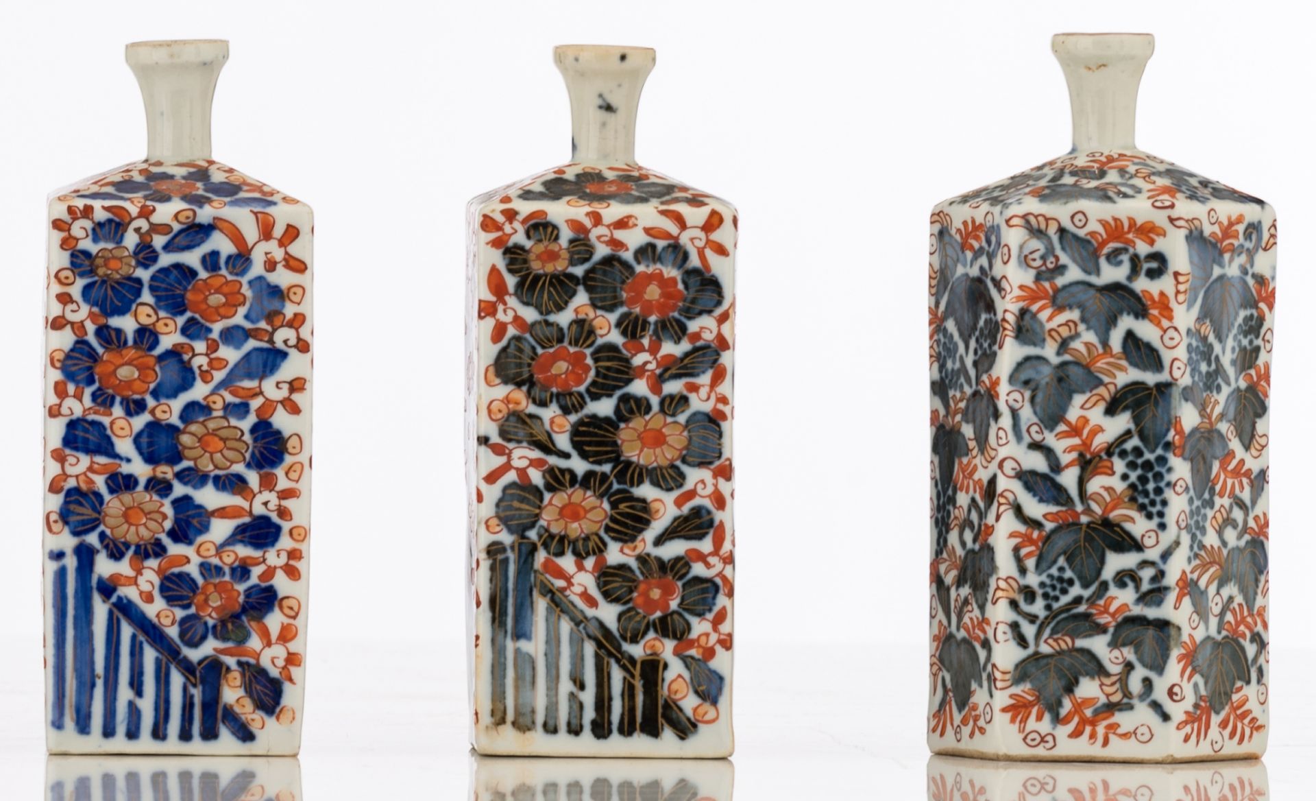 A lot of three Japanese Arita Imari sake bottles, 18thC, H 15 - 15,3 cm - Bild 4 aus 7