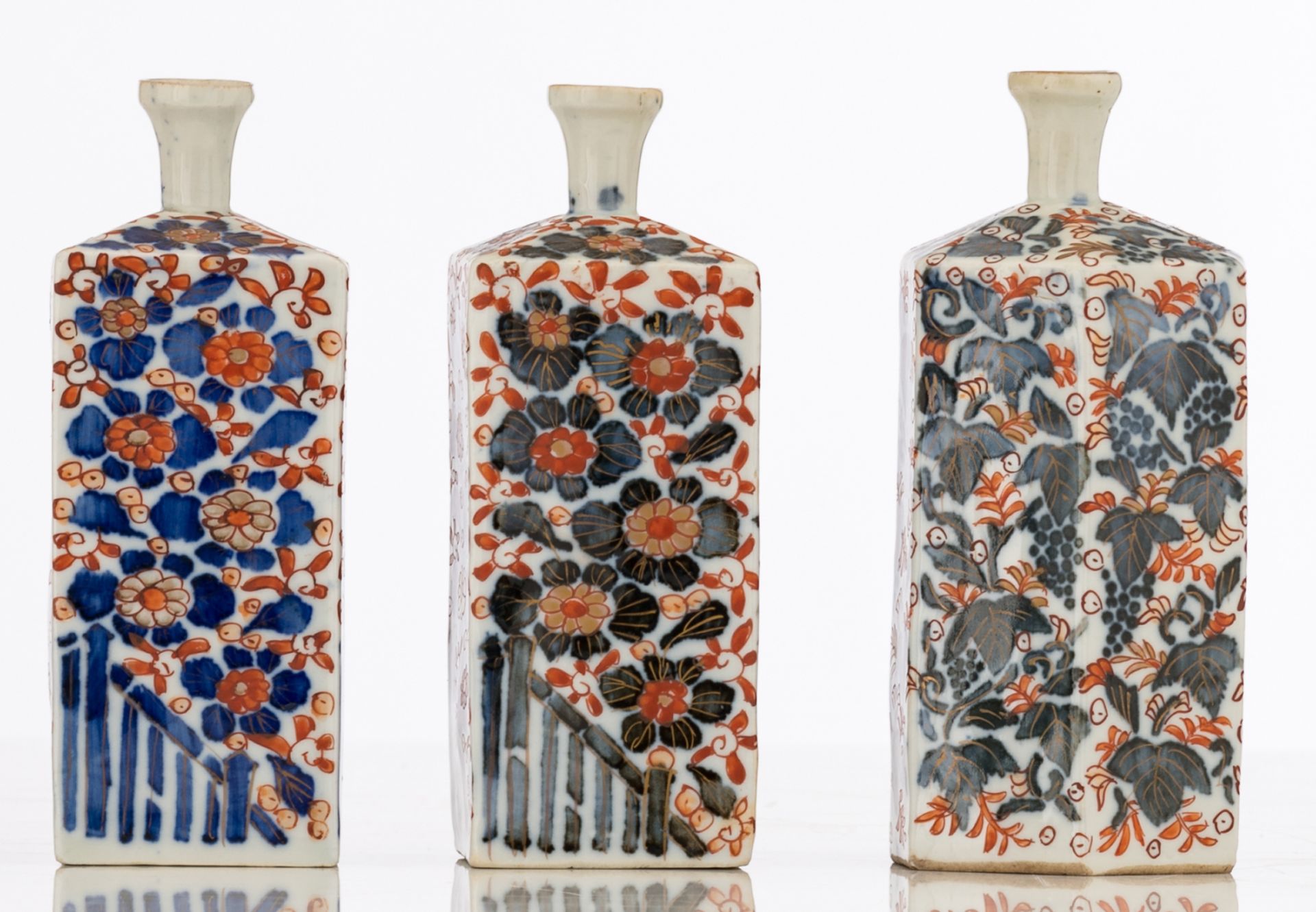 A lot of three Japanese Arita Imari sake bottles, 18thC, H 15 - 15,3 cm - Bild 3 aus 7
