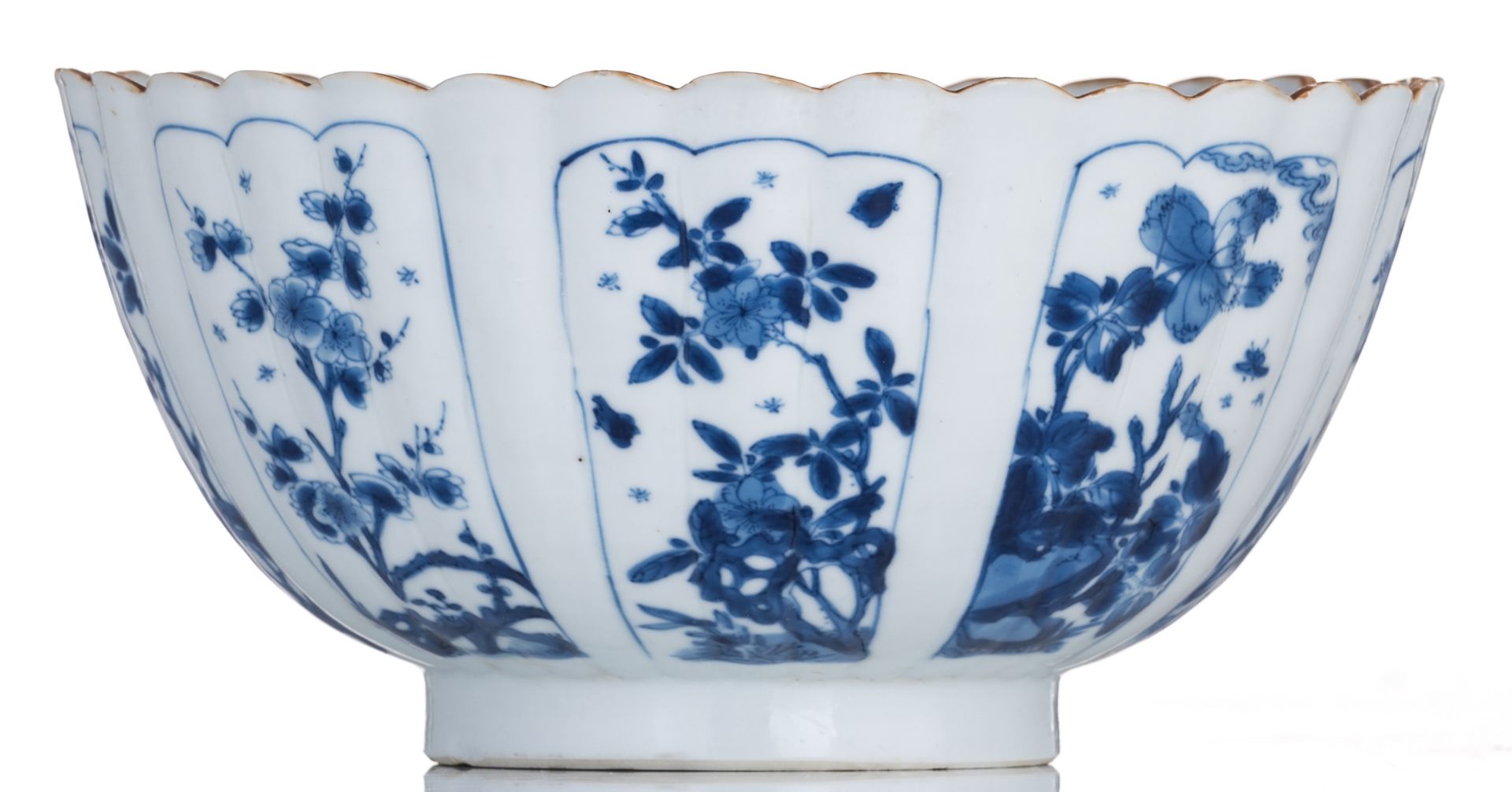 A Chinese blue and white deep fluted bowl and saucer with fluted rim, decorated with panels, filled - Bild 2 aus 8