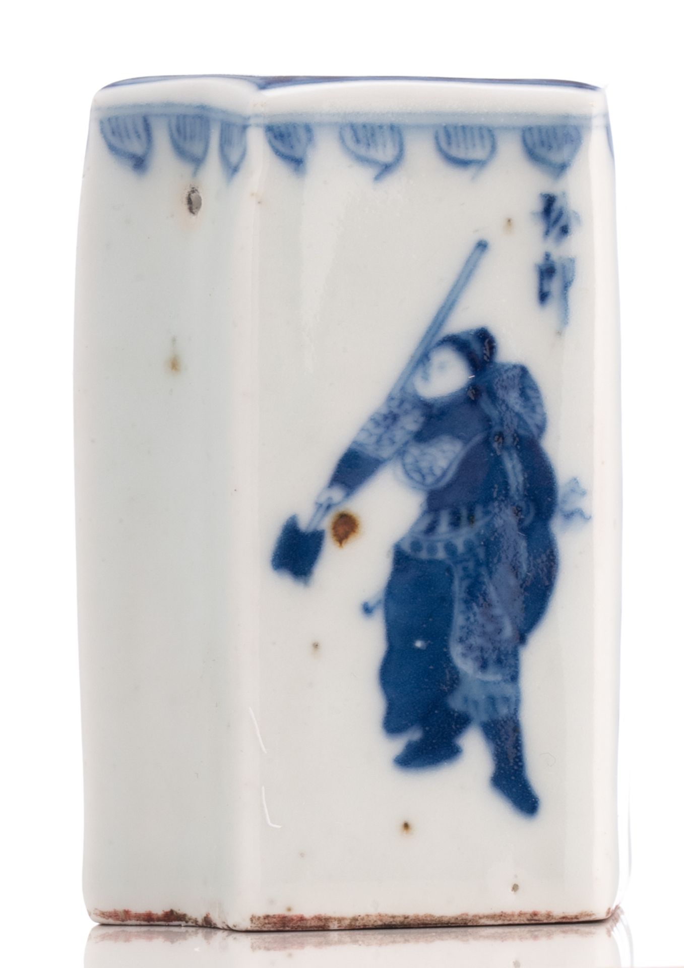 A Chinese hexagonal blue and white seal, decorated with warriors and calligraphic text, H 7,5 cm - Bild 4 aus 7