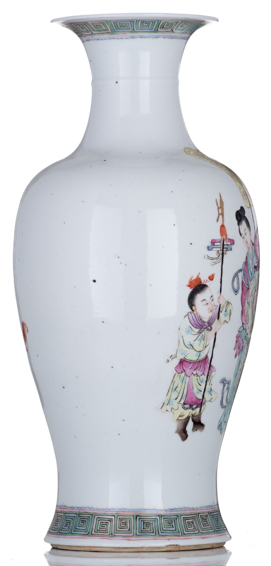 A Chinese famille rose baluster shaped vase, decorated with an animated scene, Guangxu marked and pe - Bild 4 aus 6