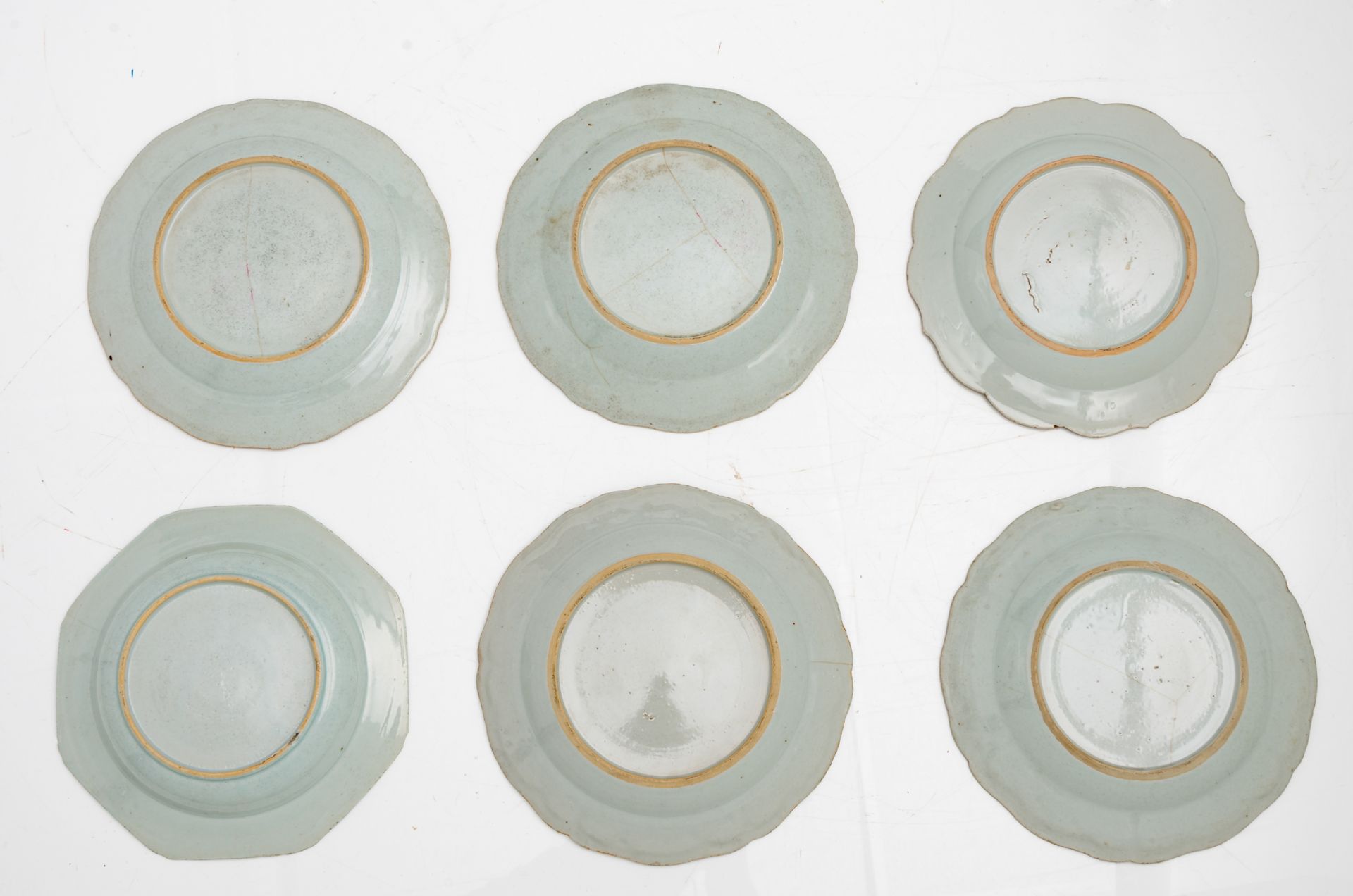 A lot of twelve Chinese porcelain dishes decorated with polychrome enamels, later 18thC, ø 23 - 23,5 - Image 4 of 5