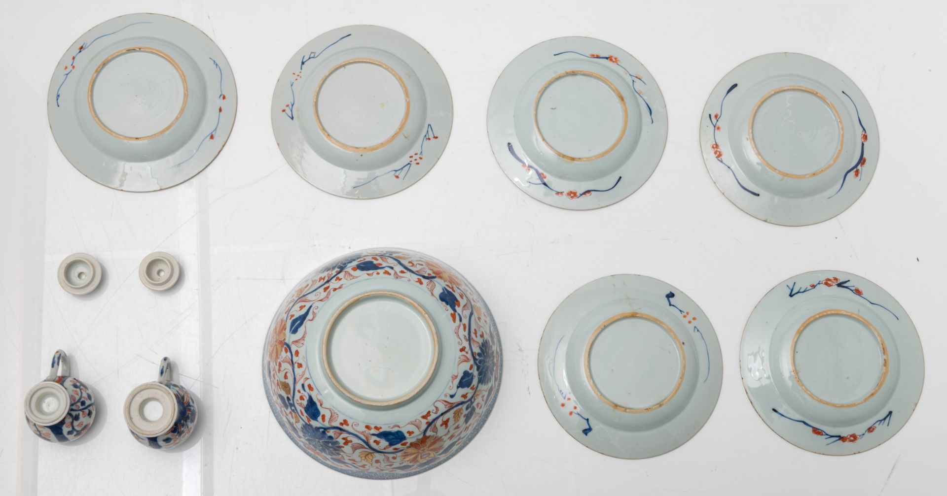 A lot of various Japanese Arita Imari items, consisting of one large bowl, six dishes and two covere - Image 7 of 7