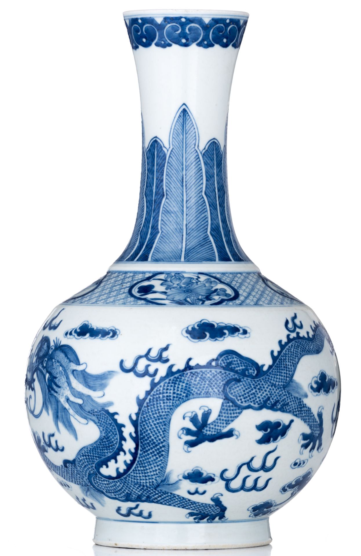 A Chinese blue and white bottle vase, decorated with dragons chasing the flaming pearl, H 39,5 cm - Bild 2 aus 6