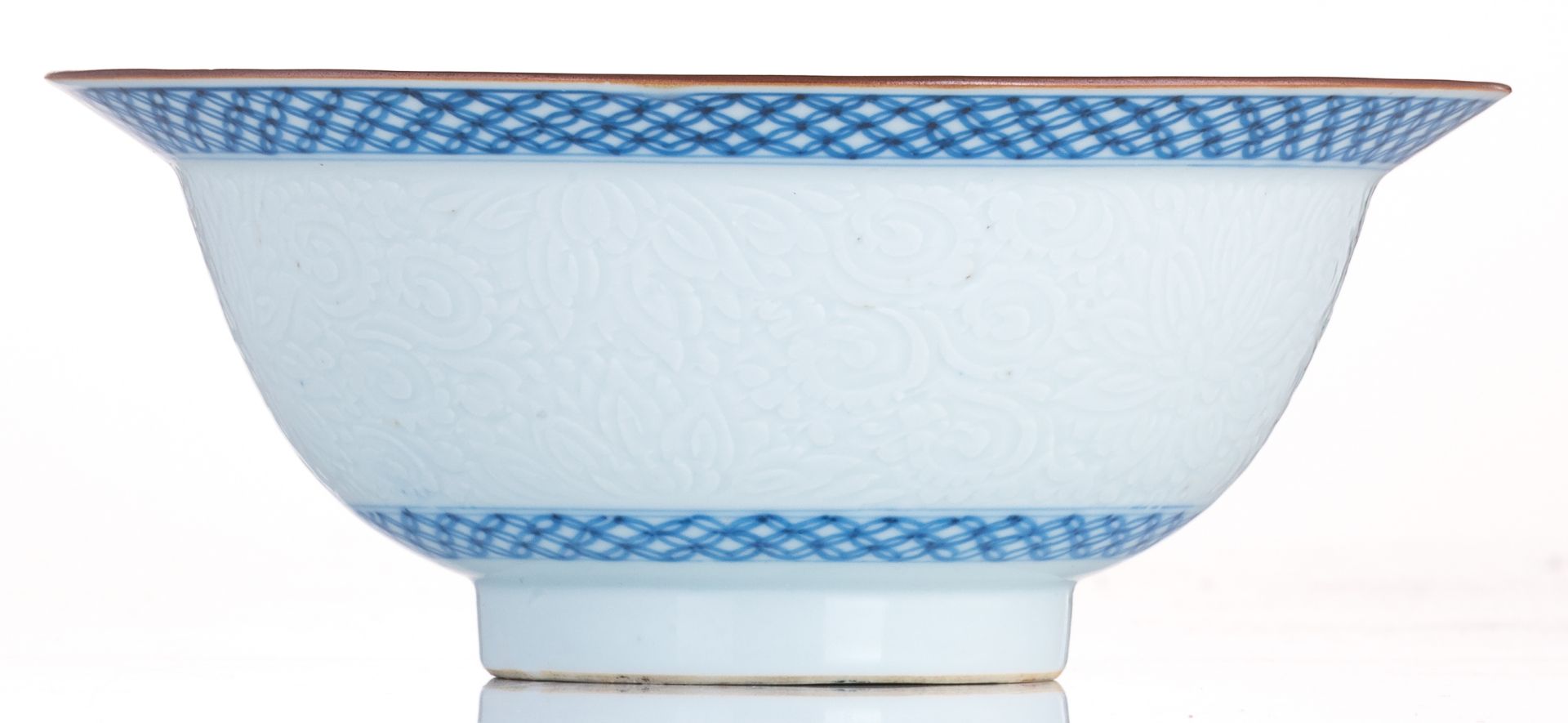 A Chinese porcelain blue and white bowl with a small flat rim, Kangxi (ca 1690-1722), H 8 - ø 20 cm - Image 5 of 7