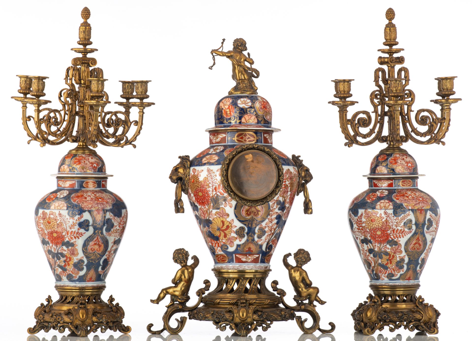 A Japanese Imari porcelain and French parcel bronze mounted three-piece clock garniture, 19thC, H 79 - Bild 3 aus 6