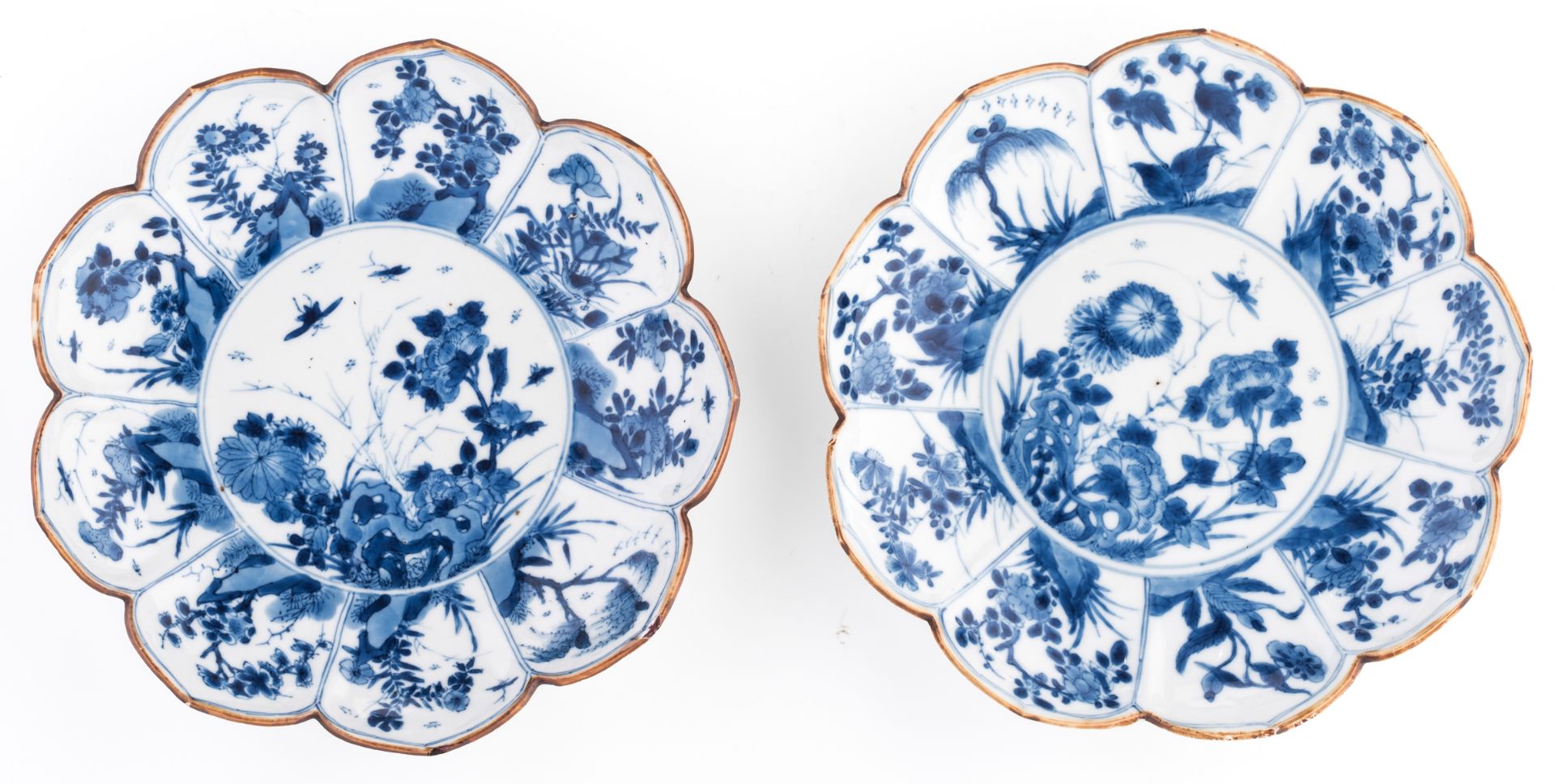 Two Chinese blue and white magnolia flower shaped saucers, decorated with rocks, flowering branches - Bild 2 aus 3