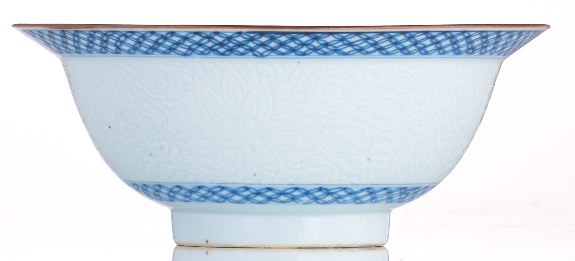 A Chinese porcelain blue and white bowl with a small flat rim, Kangxi (ca 1690-1722), H 8 - ø 20 cm - Image 3 of 7