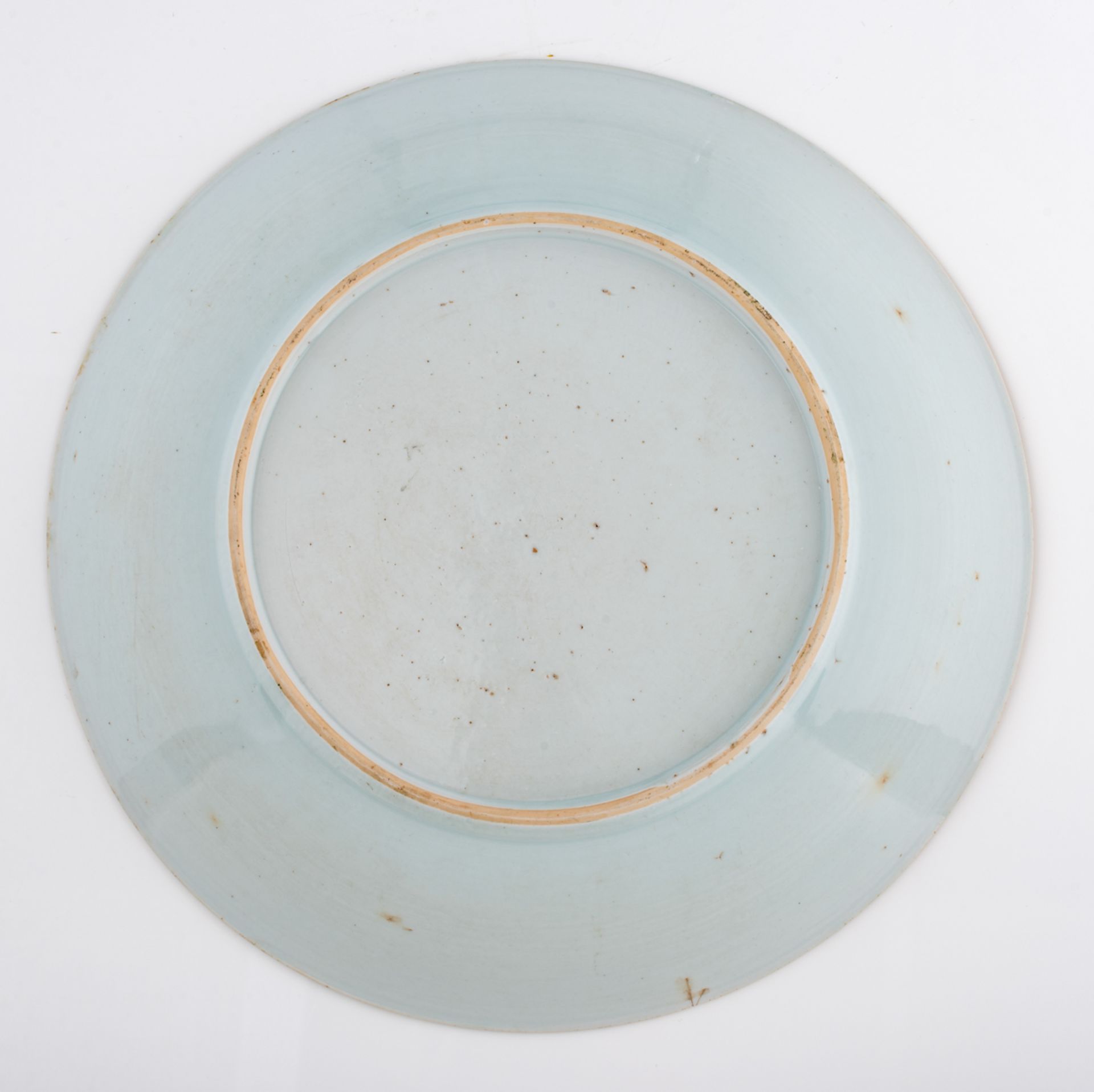 A Chinese plate with floral incised decoration, the rim with trellis pattern border, 18thC, H 38 cm - Bild 2 aus 2