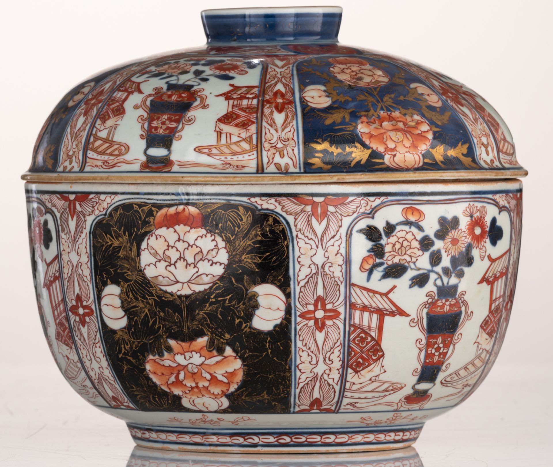 A large Japanese Arita Imari covered bowl, decorated with panels filled with a vase in a garden sett - Image 3 of 7