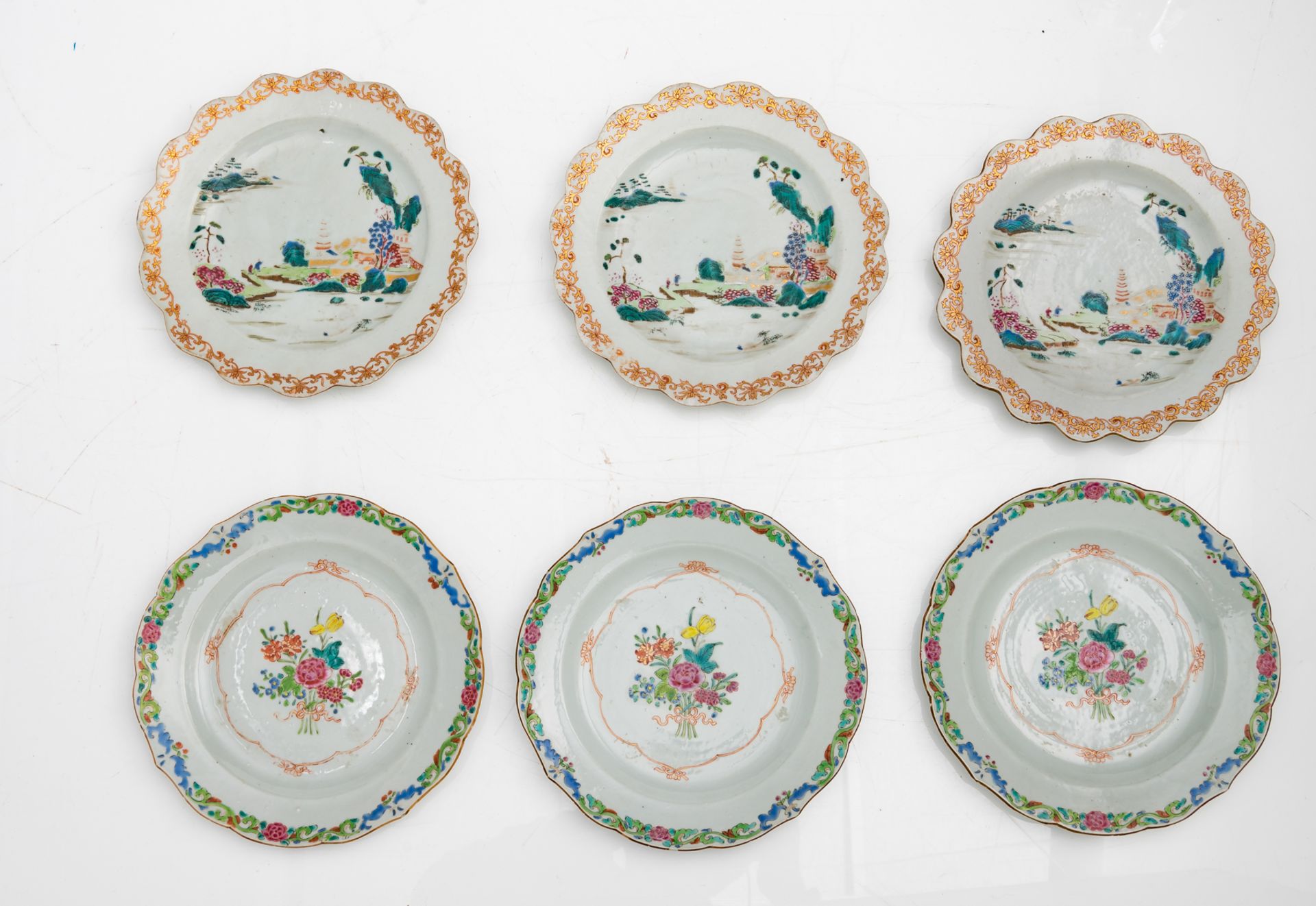 A lot of twelve Chinese porcelain dishes decorated with polychrome enamels, later 18thC, ø 23 - 23,5 - Image 5 of 5