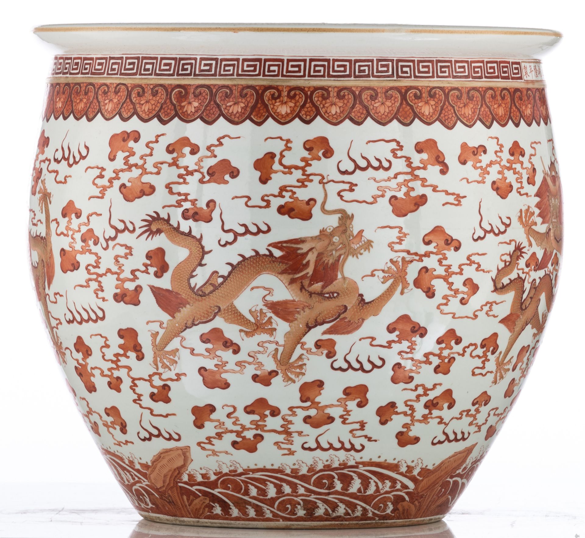 A Chinese iron red and gilt jardiniere, decorated with dragons, with a Qianlong mark, H 82 - ø 57 cm - Bild 2 aus 8