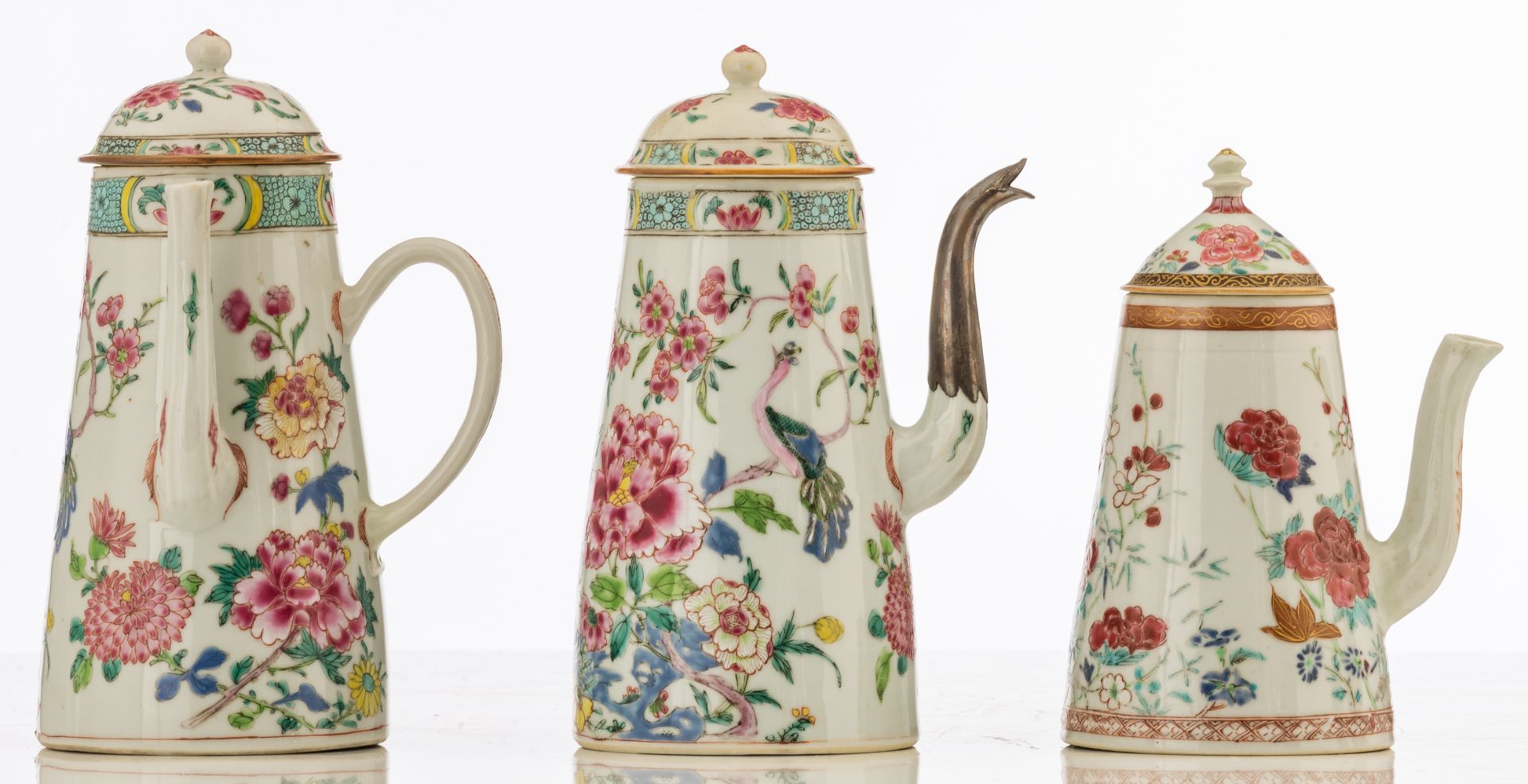 A lot of three Chinese famille rose porcelain coffee pots (one with silver mount) and two small tea - Bild 2 aus 11