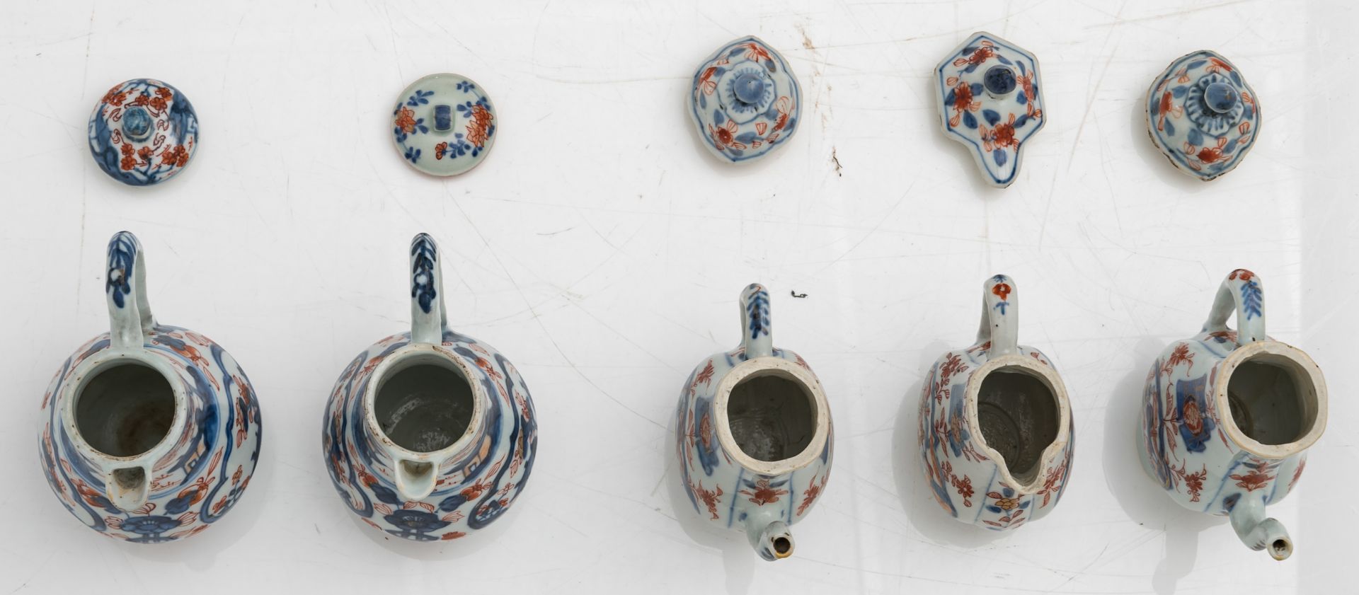 A lot of two small Chinese porcelain Imari ewers and three ditto creamers, mid 18thC, H 13,5 - 15,5 - Bild 6 aus 7