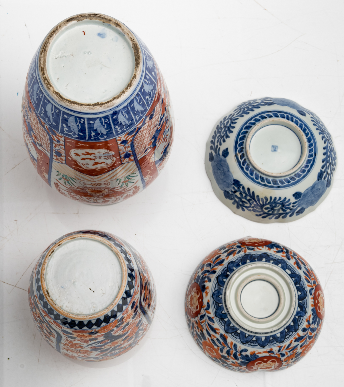 A lot of various Japanese Arita Imari items, consisting of two vases, one large plate, one small pla - Image 7 of 11