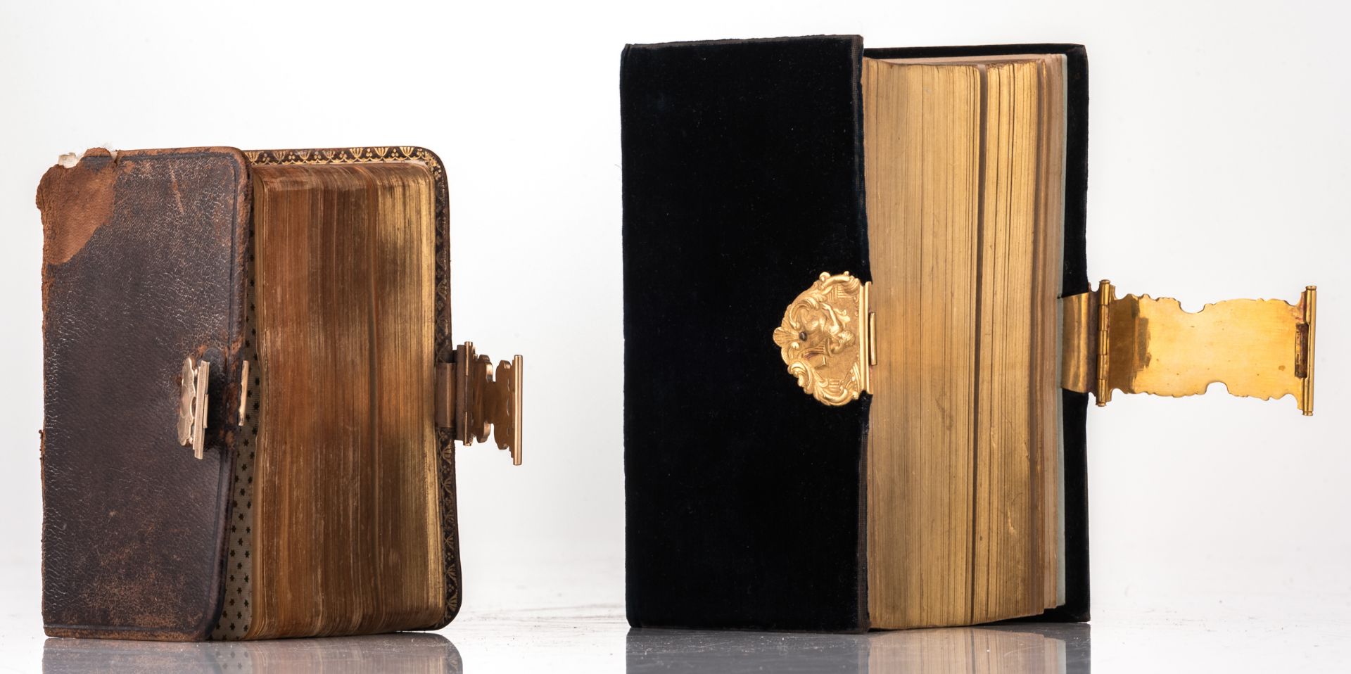 Statenbijbel, 'Nederlansche bijbel-compagnie Amsterdam-Haarlem 1867', with a velvet binding and gilt - Image 2 of 6