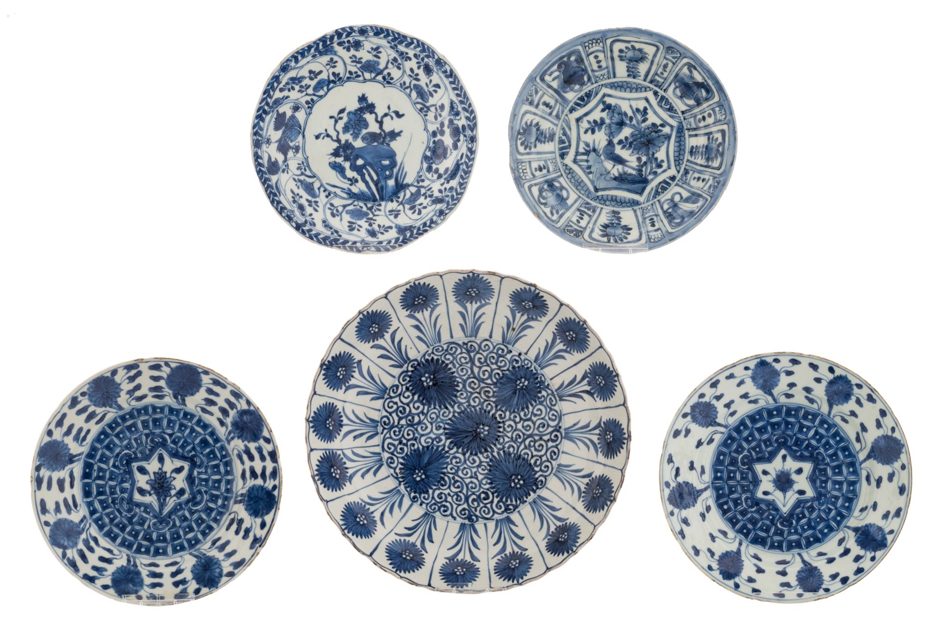 A lot of various Chinese blue and white porcelain items, consisting of a 'Kraak' dish, three dishes