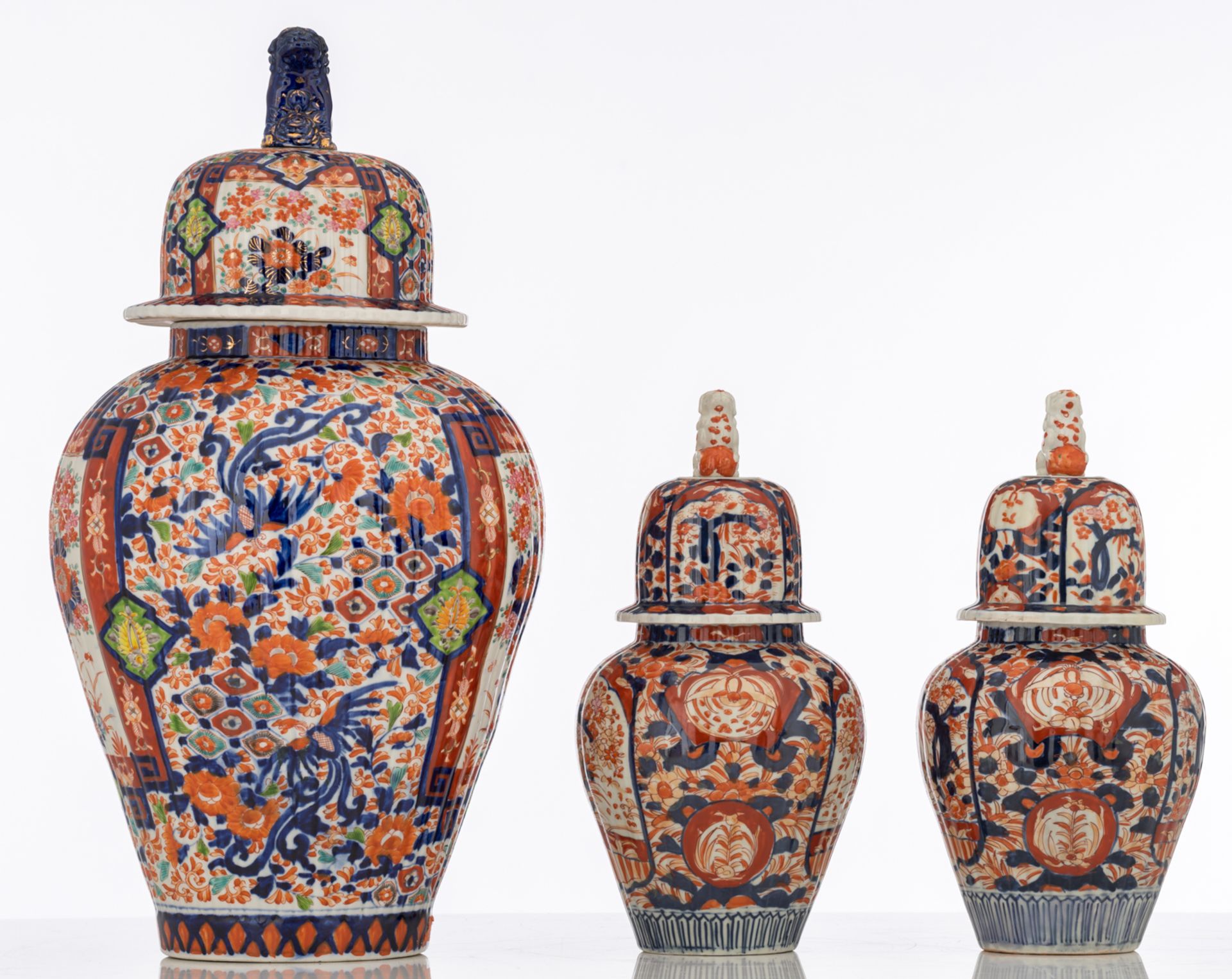 A lot of one large and two smaller Japanese Arita Imari covered jars, late 19thC, H 35,5 - 38,5 cm - Bild 2 aus 6