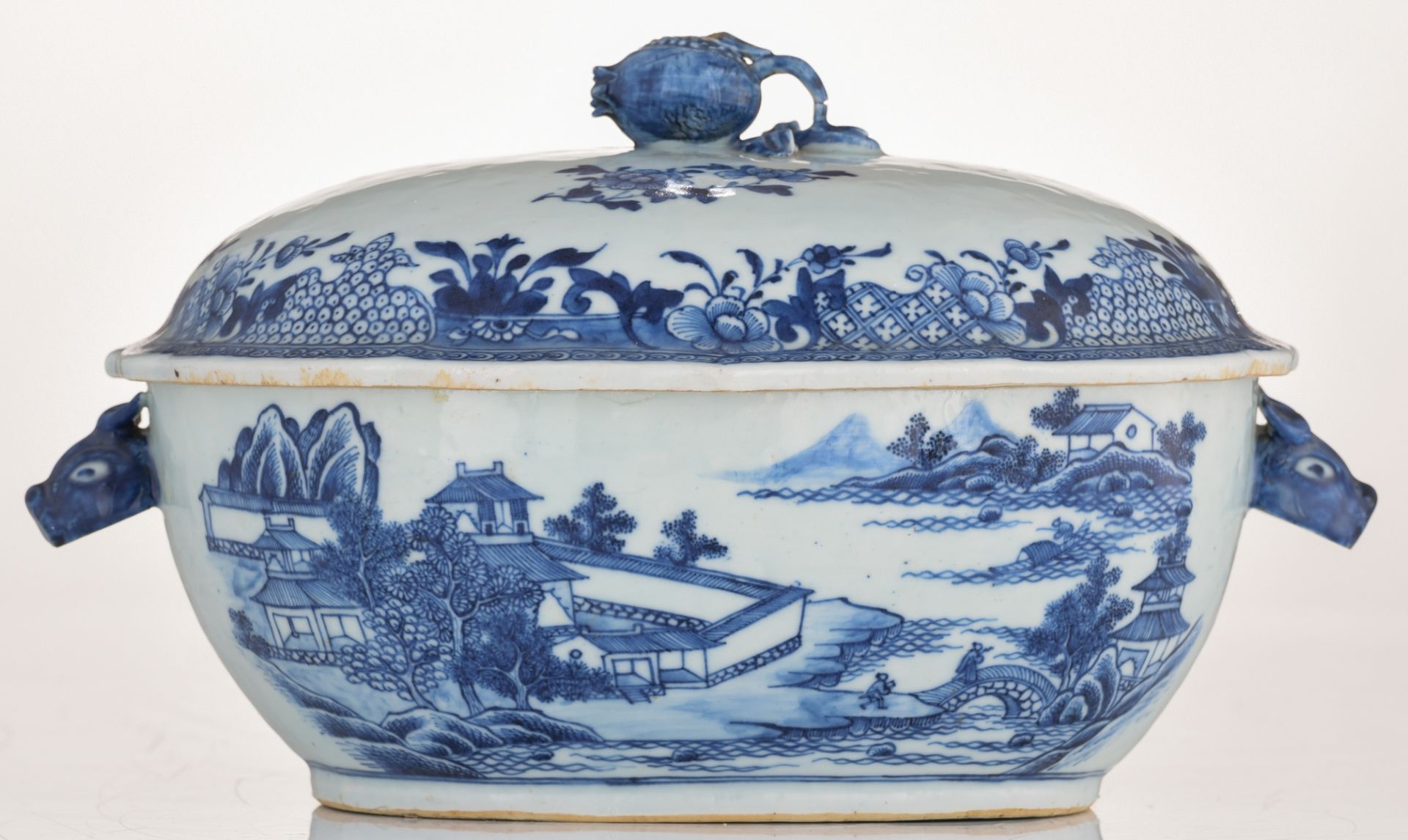 A Chinese blue and white export porcelain tureen, second half 18thC, H 19,5 cm - W 35 cm - Bild 2 aus 7