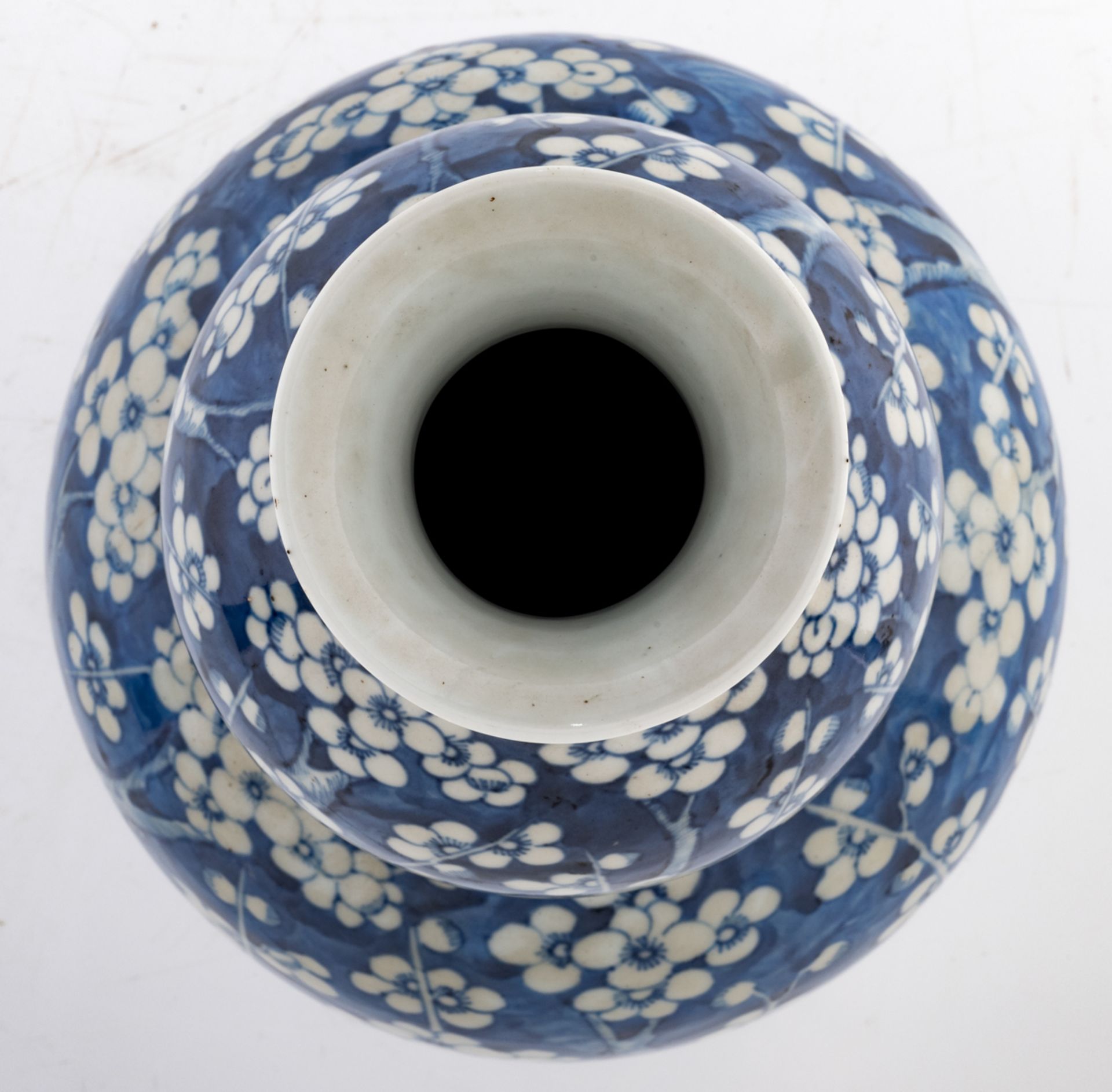 A Chinese blue and white double gourd vase, decorated with prunus, H 41,5 cm - Bild 5 aus 6