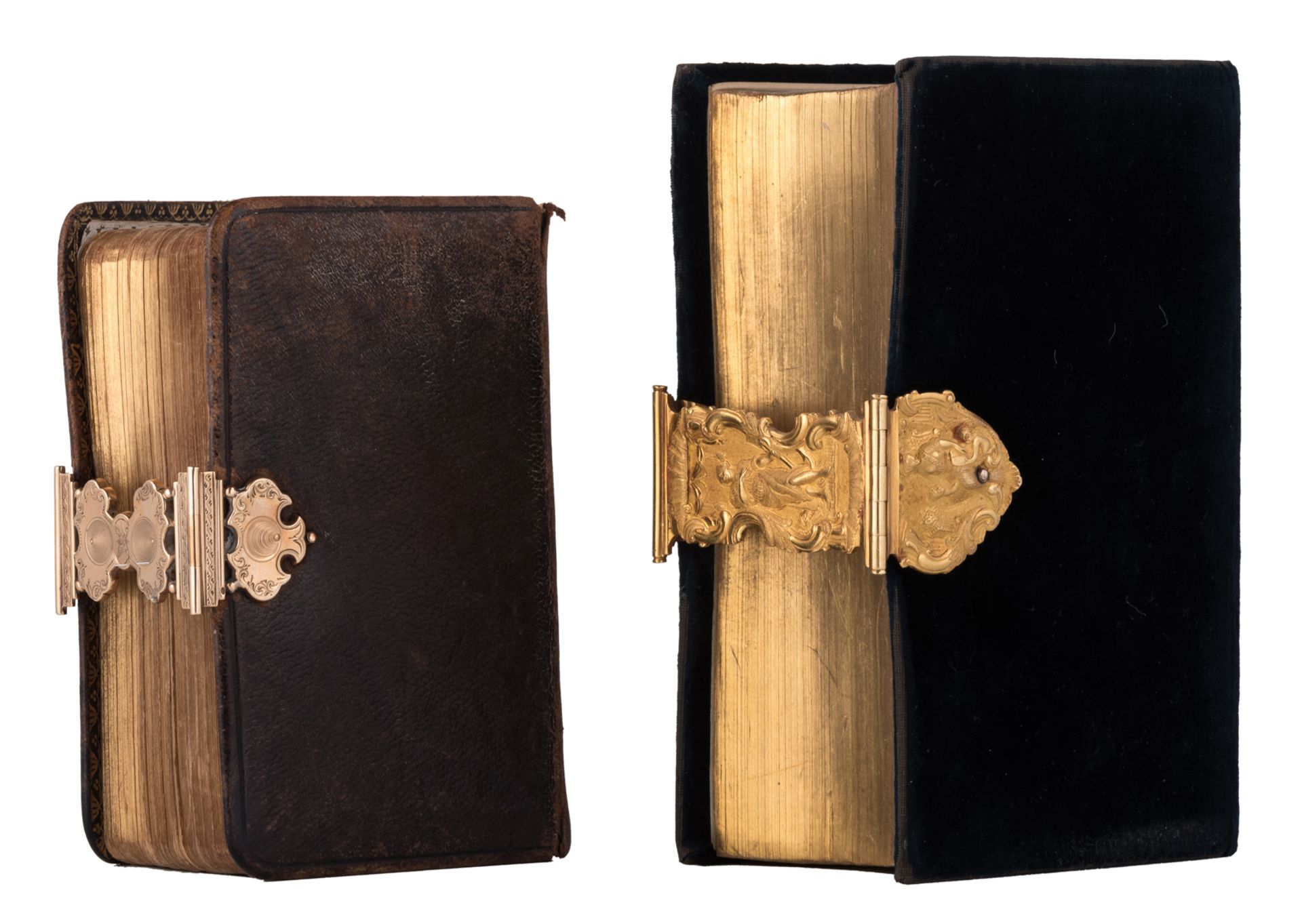 Statenbijbel, 'Nederlansche bijbel-compagnie Amsterdam-Haarlem 1867', with a velvet binding and gilt