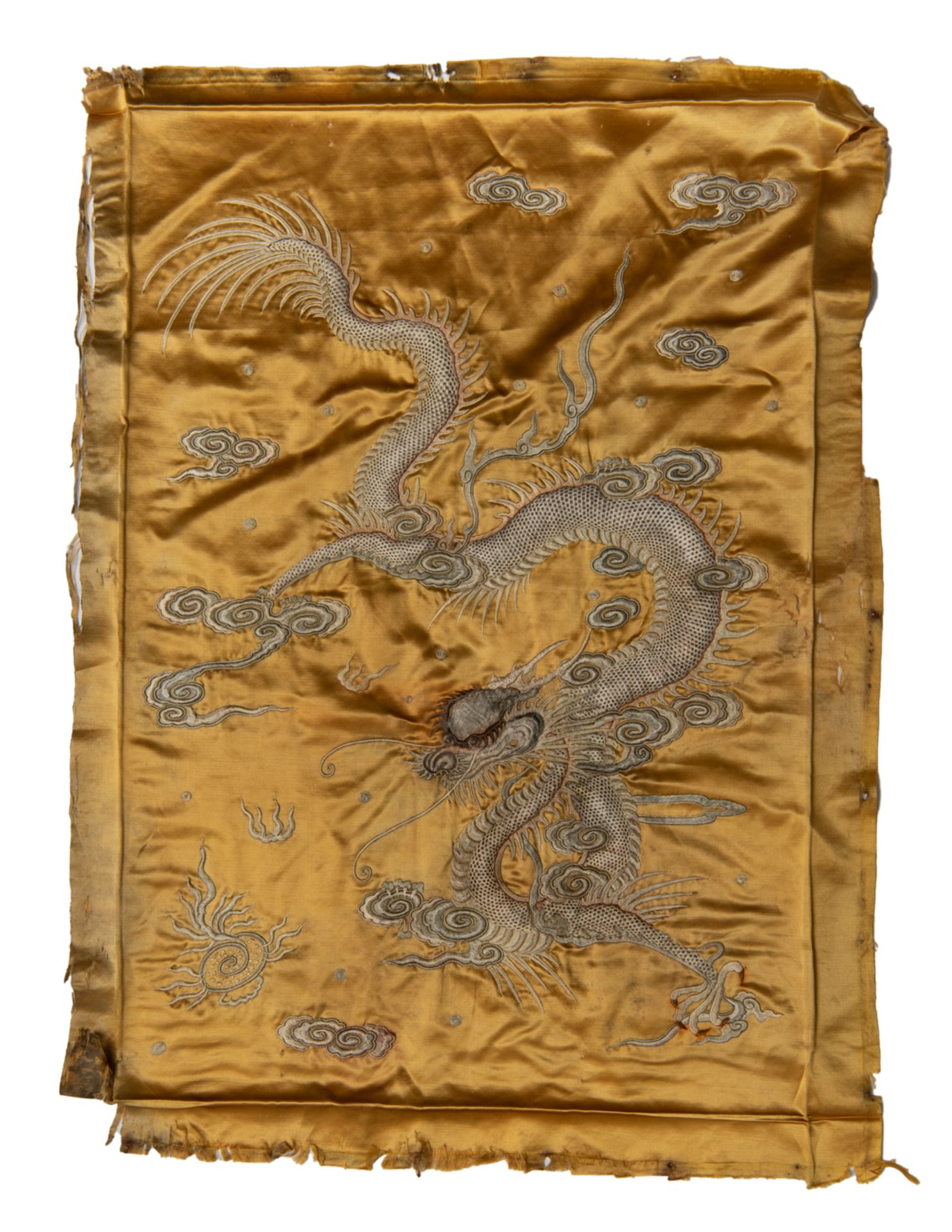 A Chinese dragon decorated silk embroidery; added a ditto large embroidery, decorated with peacocks, - Bild 2 aus 5