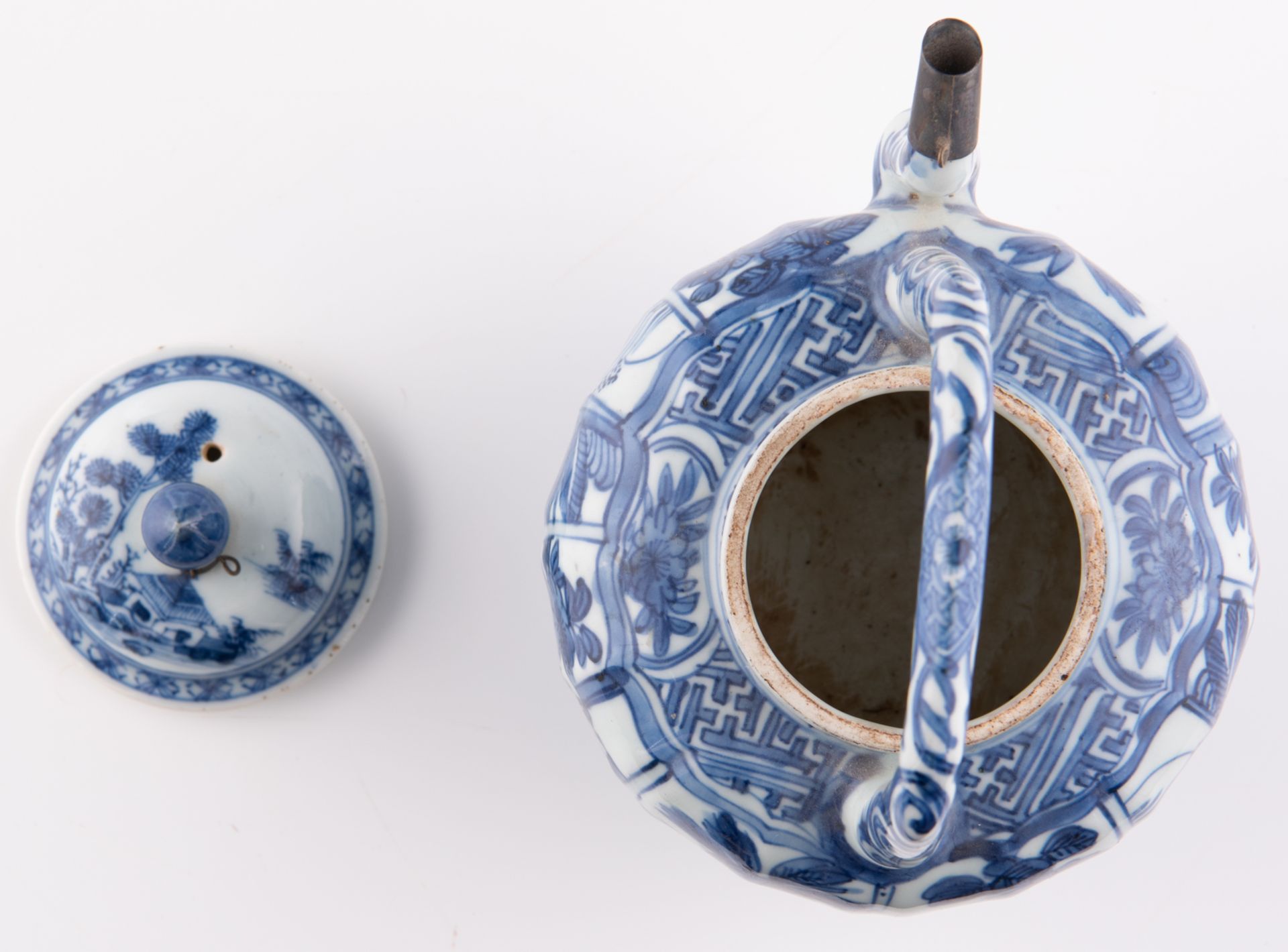A Chinese blue and white teapot and cover, the spout with silver plated mount, Wanli period, about 1 - Bild 5 aus 6