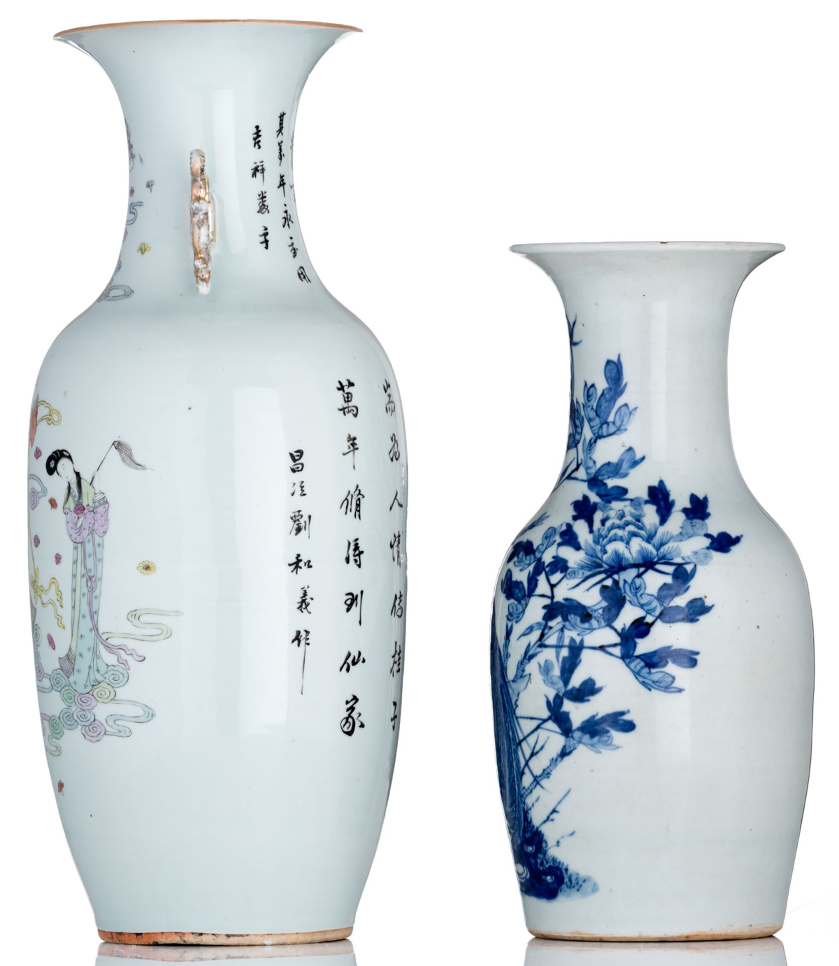 A Chinese polychrome vase, decorated with figures on clouds; added a ditto blue and white vase, flor - Bild 2 aus 6