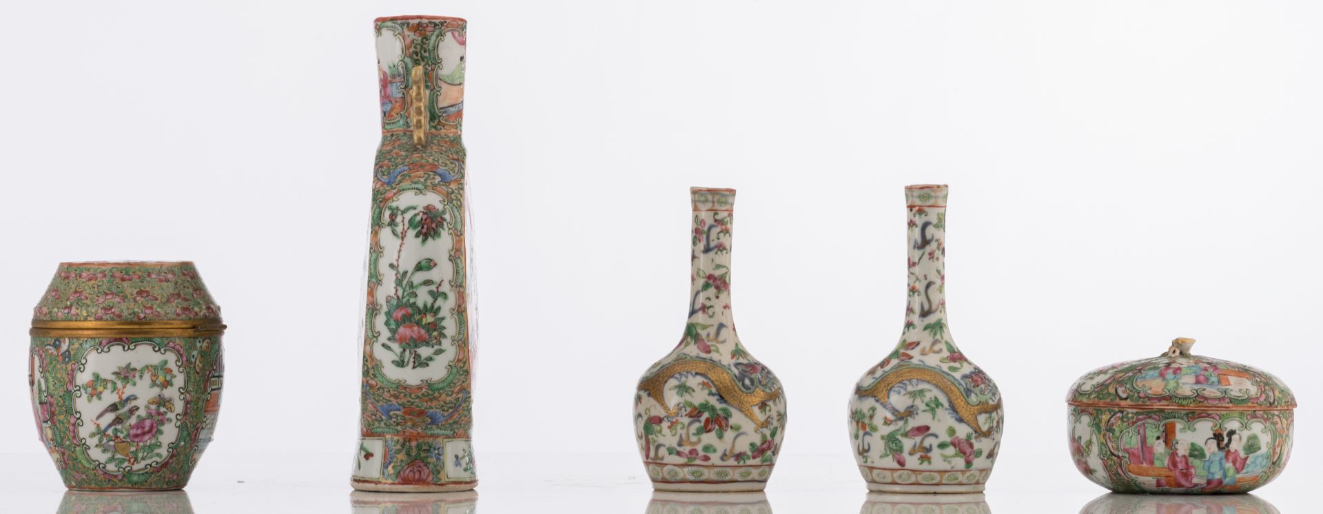 A lot of various Chinese Canton porcelain items, decorated with court scenes, birds and flower branc - Bild 5 aus 7