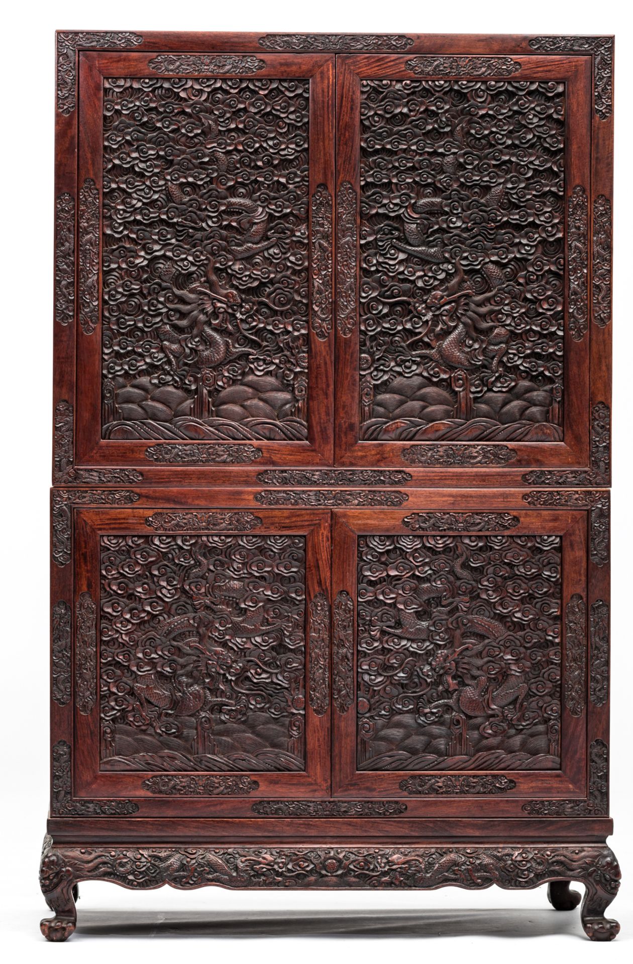 An Oriental four door cabinet in exotic hardwood, the doors sculpted with dragons amongst clouds, th - Bild 2 aus 6