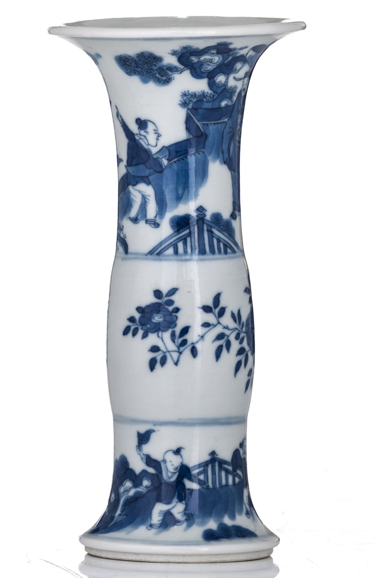 A small Chinese blue and white Kangxi type vase, decorated with figures and flowers, H 18 cm - Bild 4 aus 6