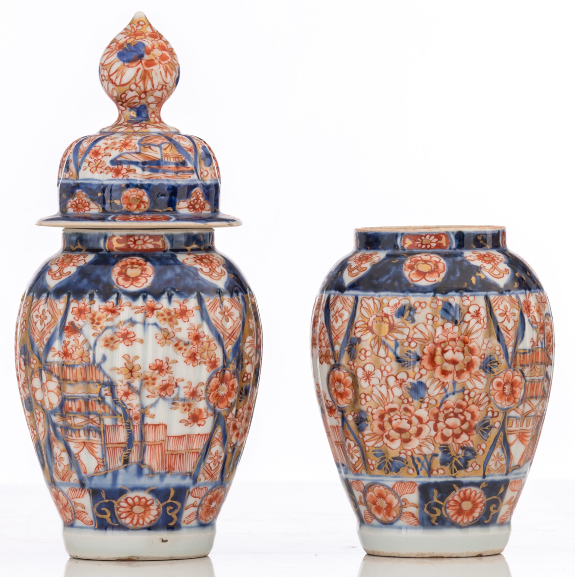 A lot of five Japanese Arita Imari vases and a ditto covered jarlet, added a ditto cabinet set, late - Image 10 of 15