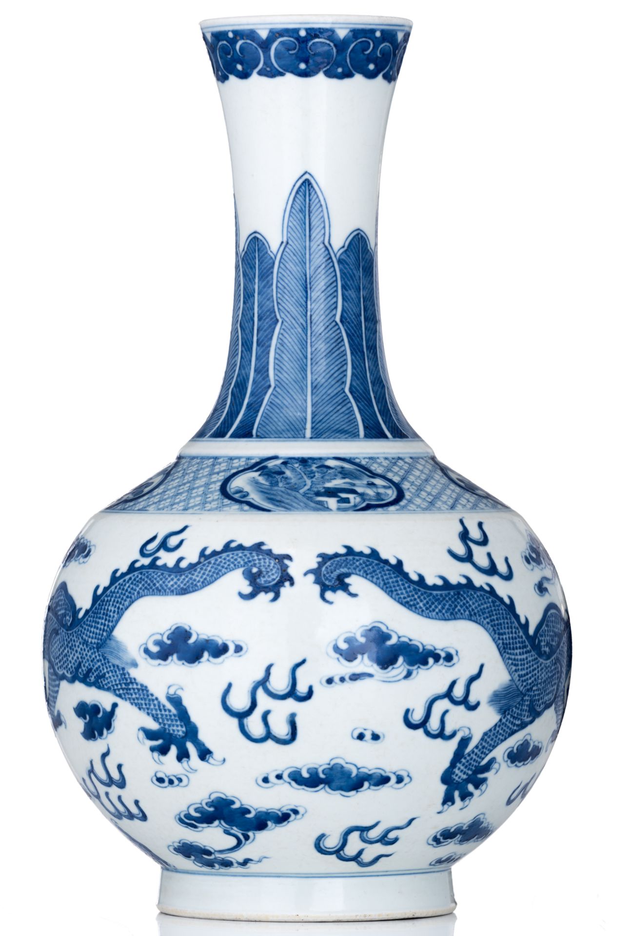 A Chinese blue and white bottle vase, decorated with dragons chasing the flaming pearl, H 39,5 cm - Bild 3 aus 6