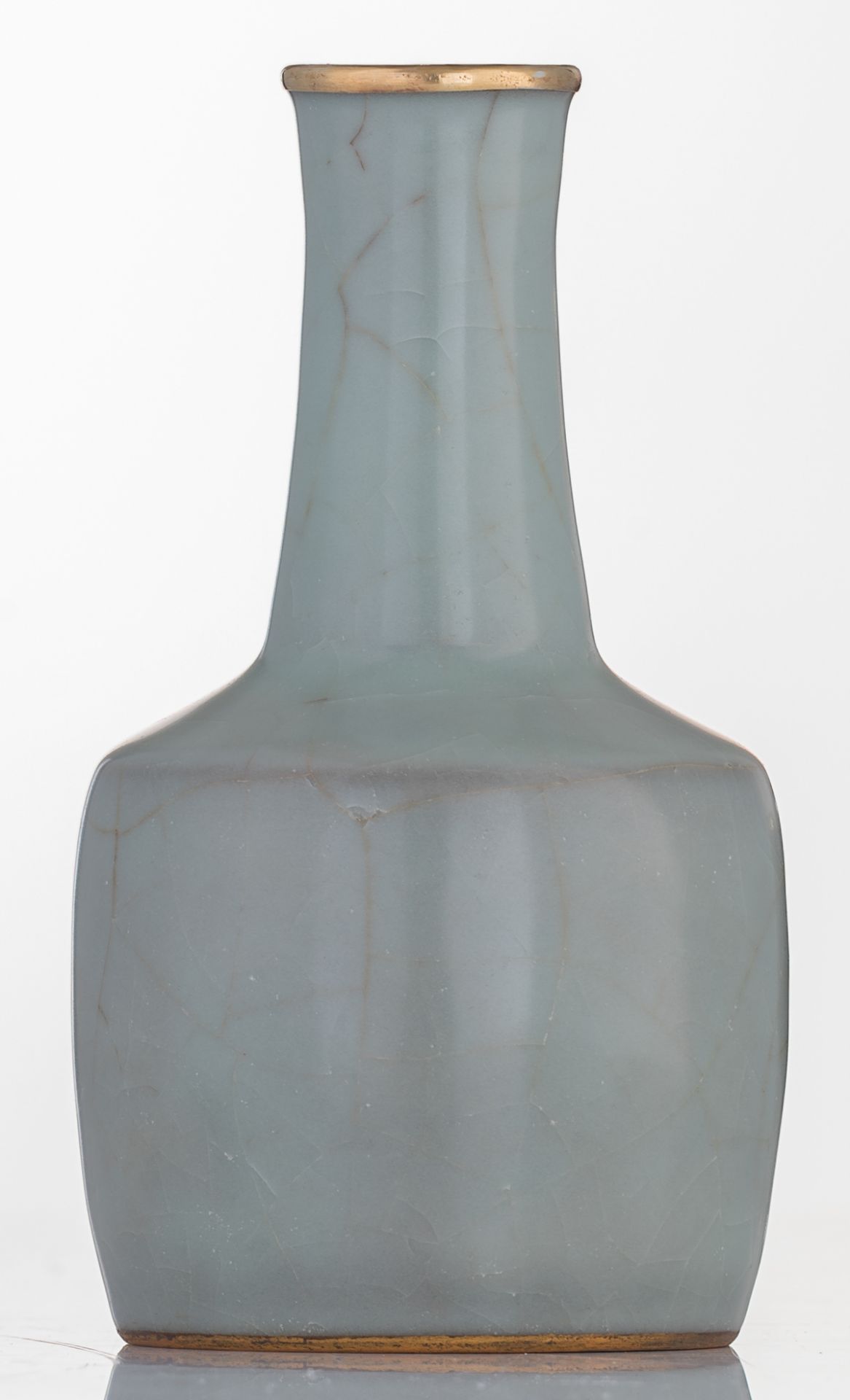 A Chinese celadon crackleware mallet shaped vase with gilt decoration, marked, H 19 cm - Bild 3 aus 7