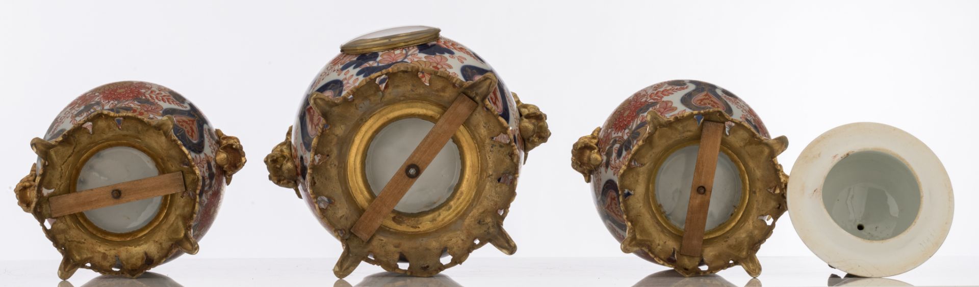 A Japanese Imari porcelain and French parcel gilt bronze mounted three-piece clock garniture, 19thC, - Bild 6 aus 6