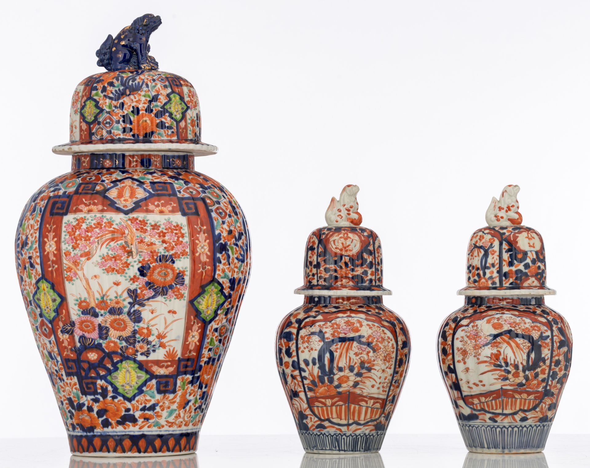 A lot of one large and two smaller Japanese Arita Imari covered jars, late 19thC, H 35,5 - 38,5 cm - Bild 3 aus 6