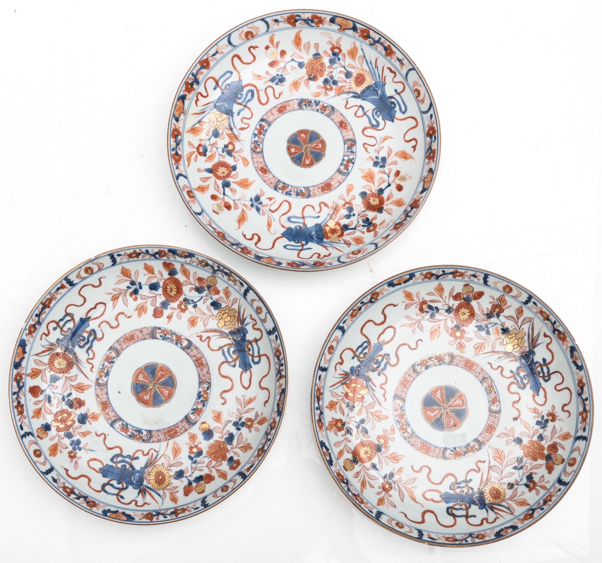 A lot of six large Chinese Imari porcelain saucers, decorated with flowering branches, 18thC, ø 28 c - Bild 4 aus 5