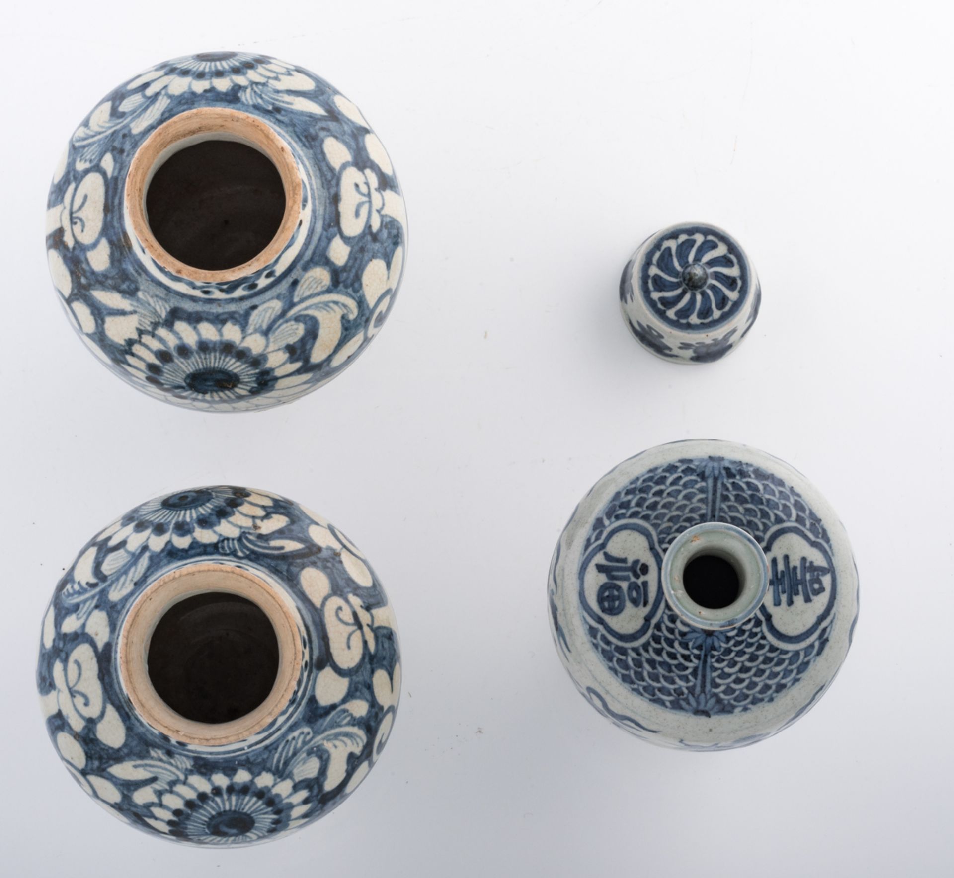 A lot of two Chinese blue and white porcelain jarlets and a covered meiping vase, the jarlets decora - Image 5 of 6