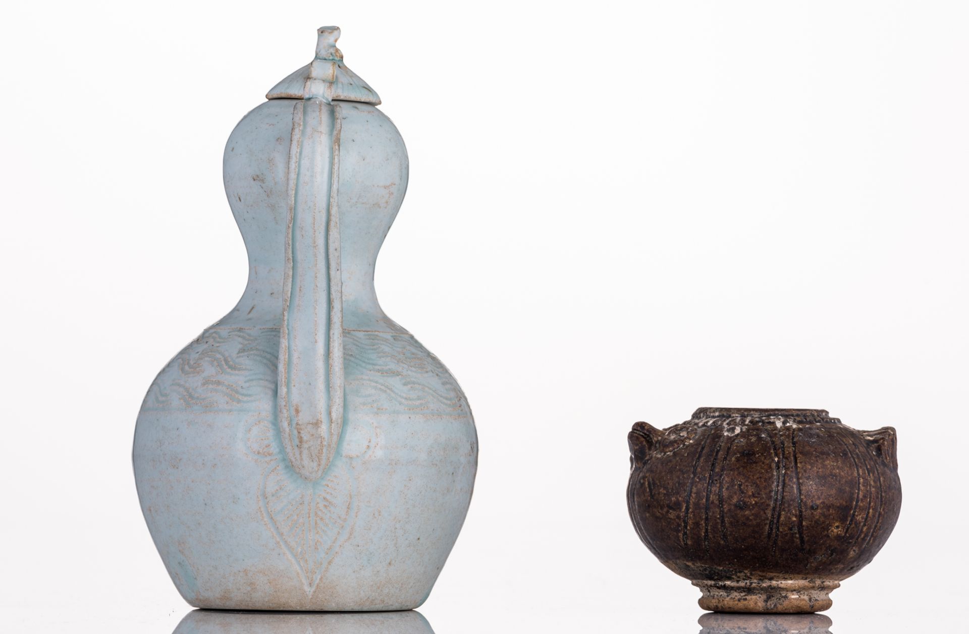 A Chinese Song type celadon glazed gourd shaped ewer with incised decoration; added a ditto red brow - Bild 3 aus 8