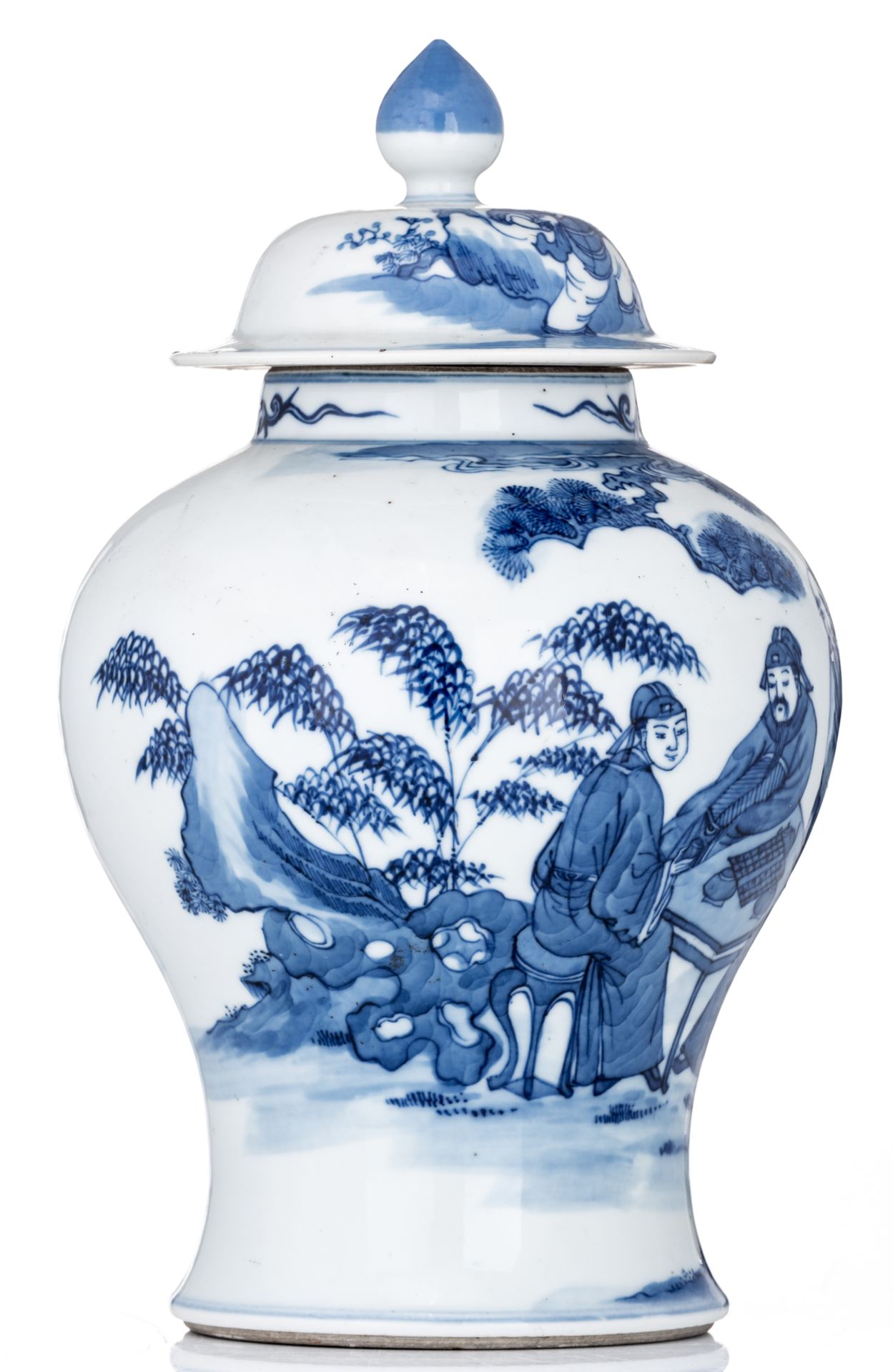 A Chinese blue and white vase and cover, decorated with an animated scene, with a Kangxi mark, H 33 - Bild 4 aus 6