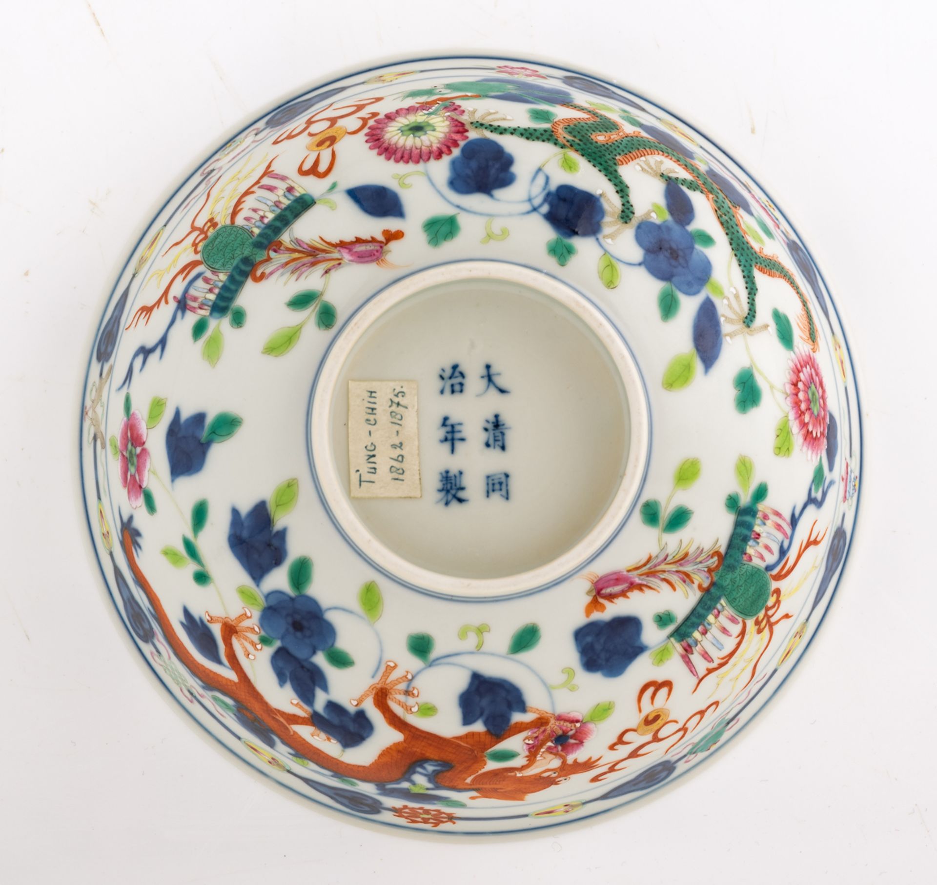 A Chinese polychrome bowl, decorated with flowers and dragons, chasing the flaming pearl, with a Ton - Bild 7 aus 7