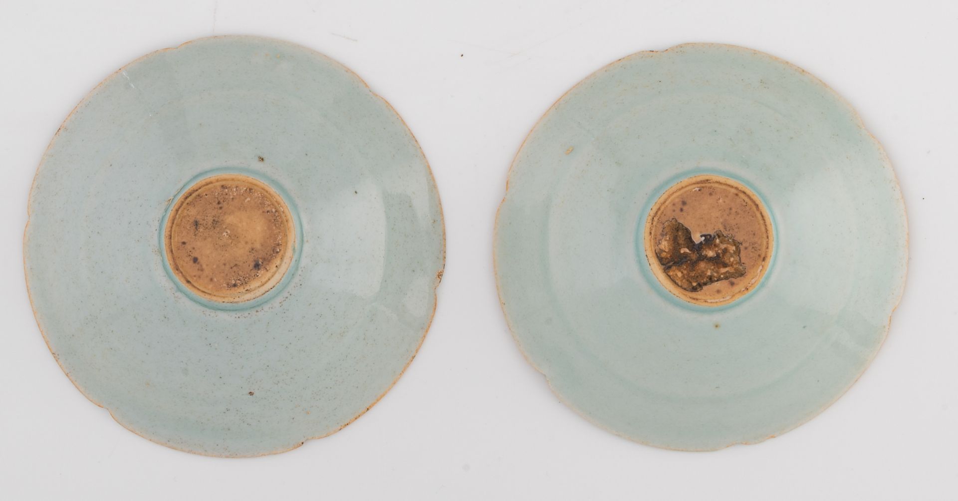 Two Chinese Song dynasty incised lotus shaped dishes with lobed edge, H 4 - ø 15,5 - 16 cm - Image 7 of 7