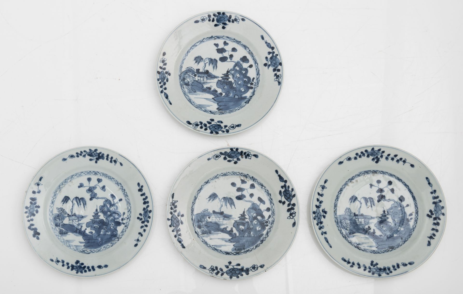 A lot of ten Chinese blue and white porcelain dishes, decorated with pavilions and pagoda in a river - Bild 4 aus 5