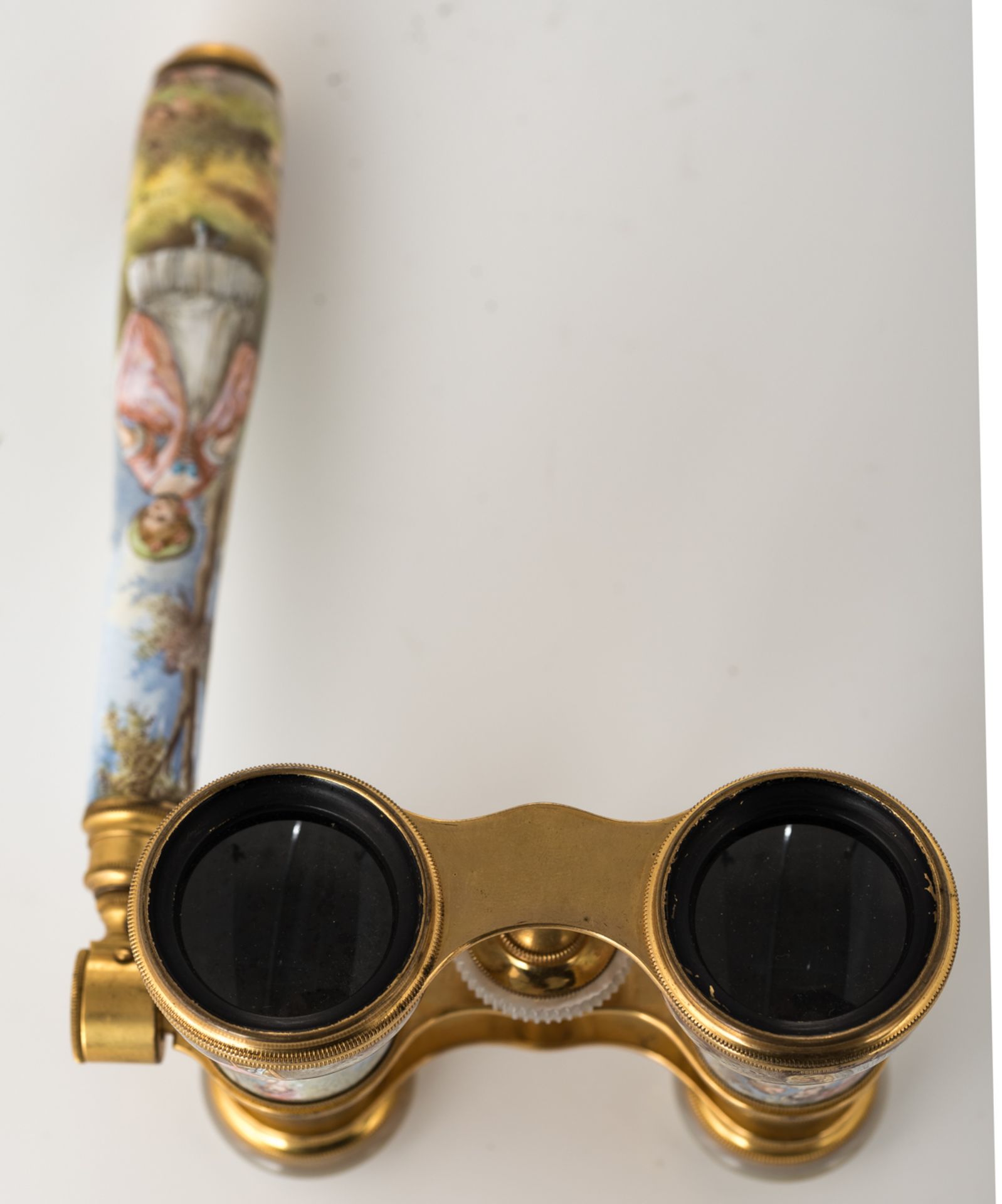 A Belle Epoque gilt brass, enamel and mother of pearl theatre binoculars, decorated with gallant sce - Bild 3 aus 11